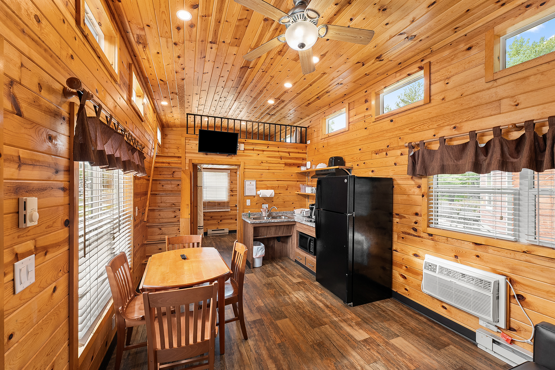 DC301 - Deluxe Cabin, 1 Room (Full Bath with Shower) - Sleeps 6
