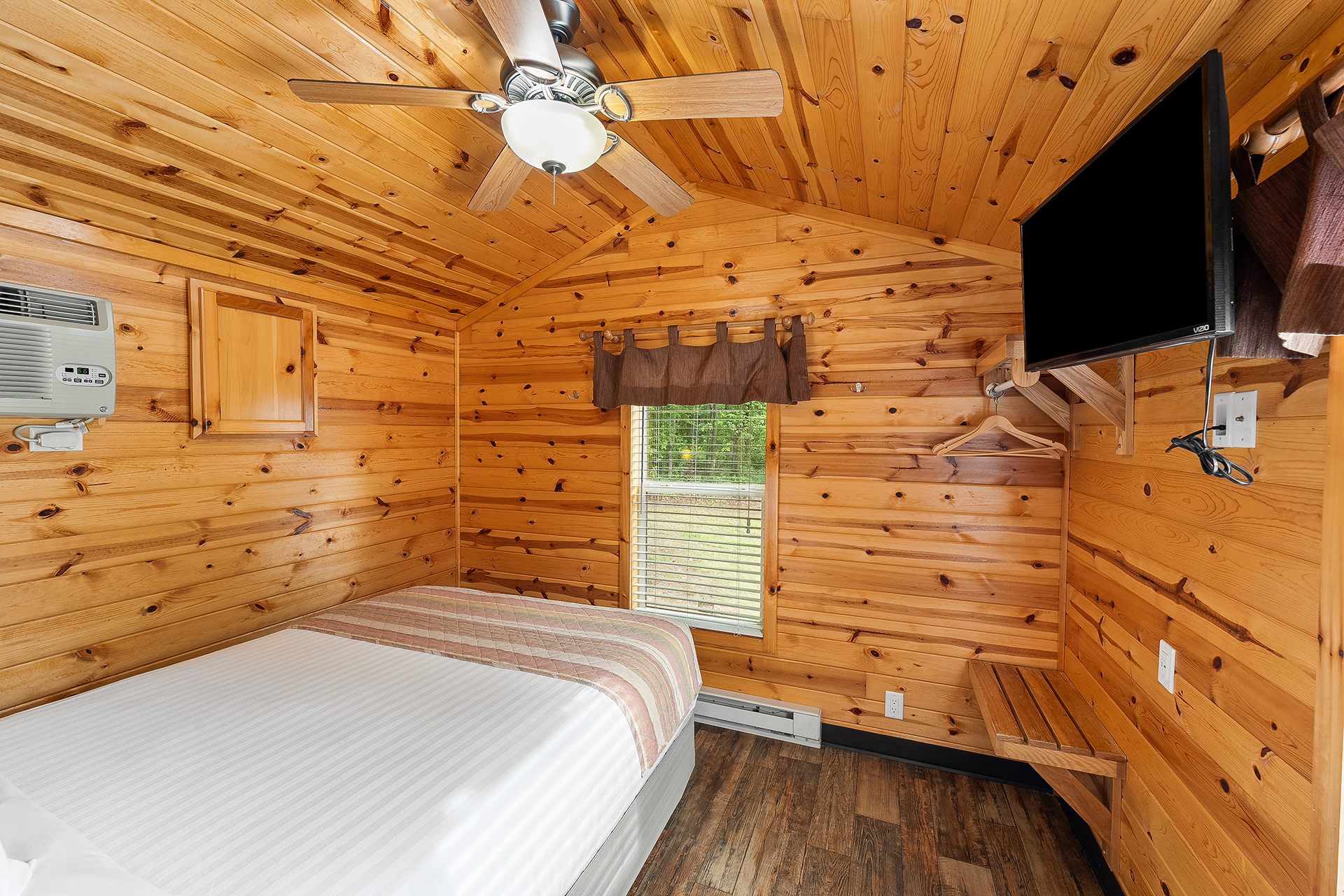DC301 - Deluxe Cabin, 1 Room (Full Bath with Shower) - Sleeps 6