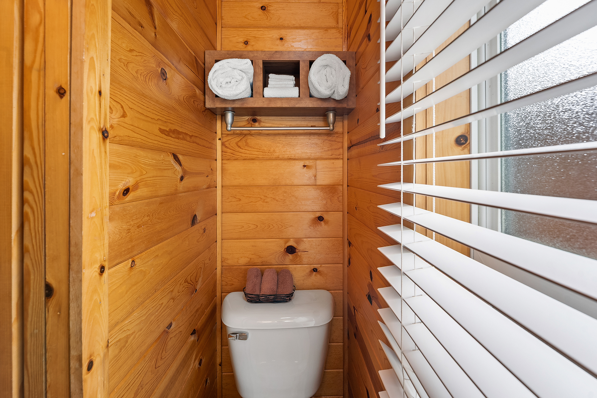 DC307 - Deluxe Cabin, 2 Room (Full Bath & Half Bath) - Sleeps 8