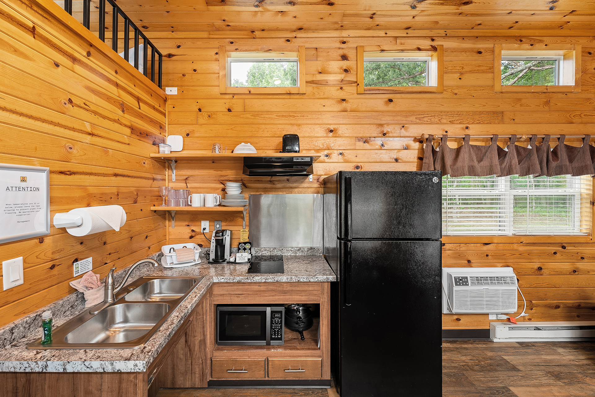 DC301 - Deluxe Cabin, 1 Room (Full Bath with Shower) - Sleeps 6