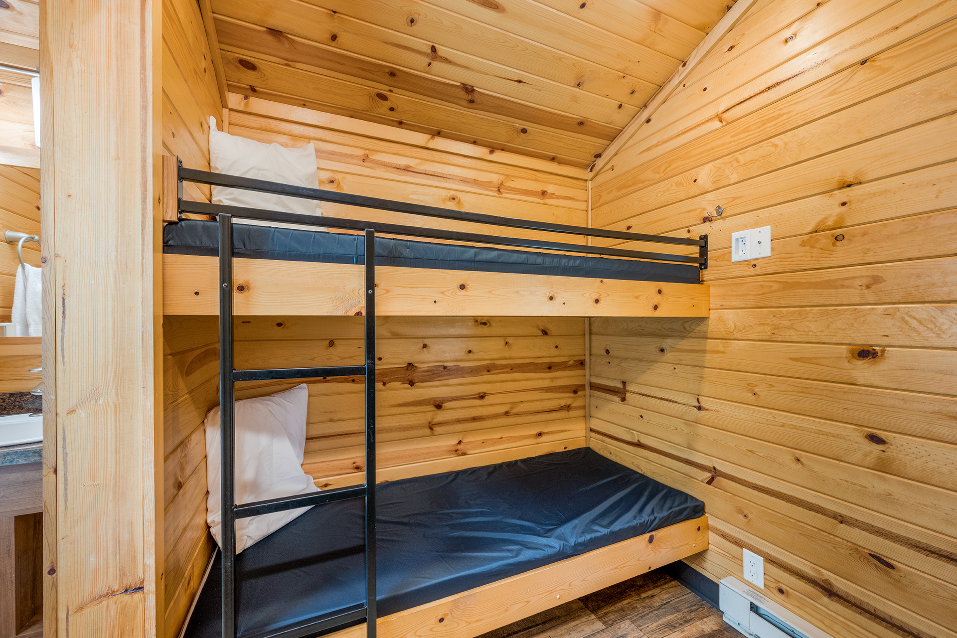 DC314_Deluxe Cabin, 2RM with KOA Patio® (Full Bath & Half Bath) – Sleeps 8