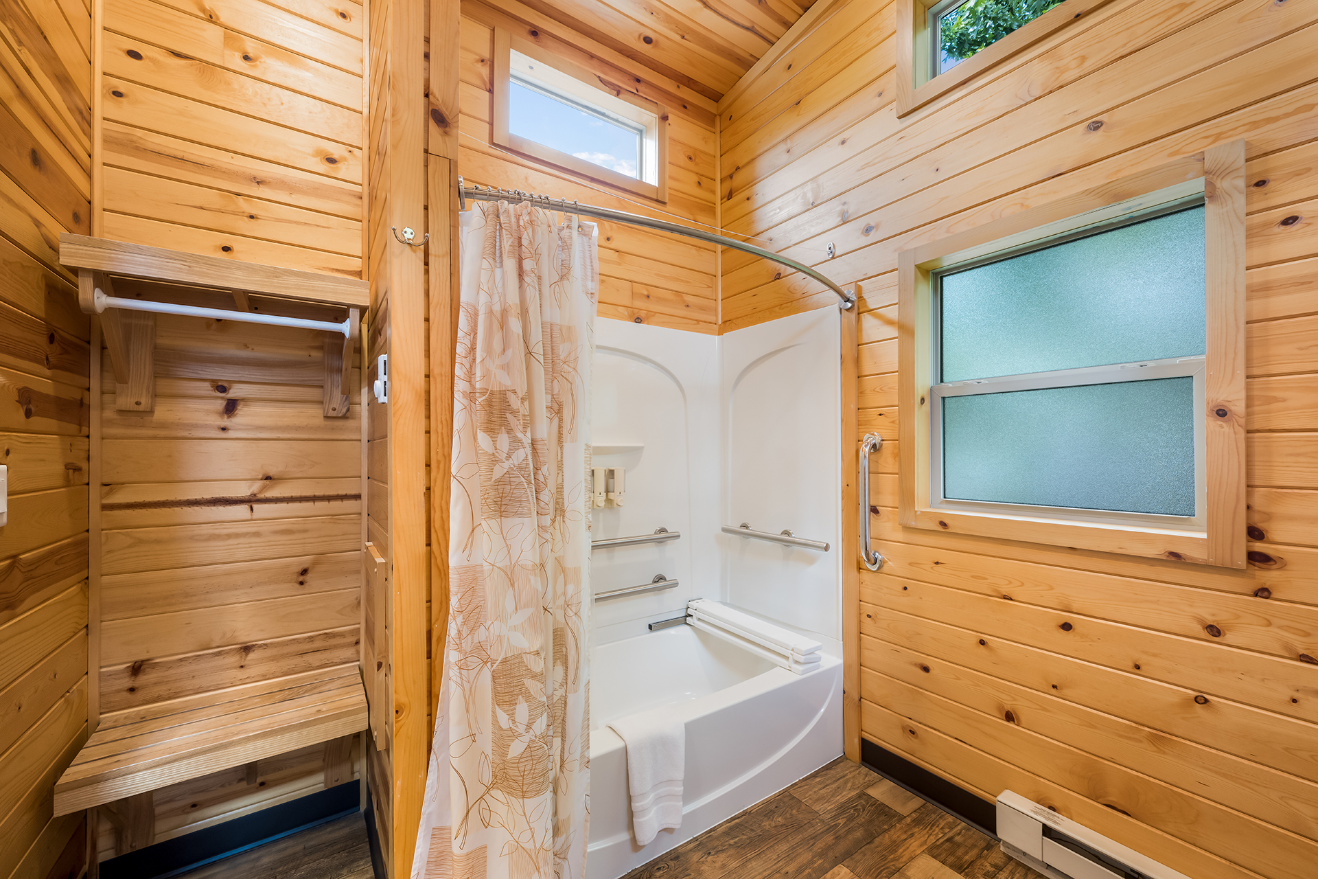 DC301_Deluxe Cabin, 1RM with KOA Patio®, Accessible (Full Bath with Shower) – Sleeps 4
