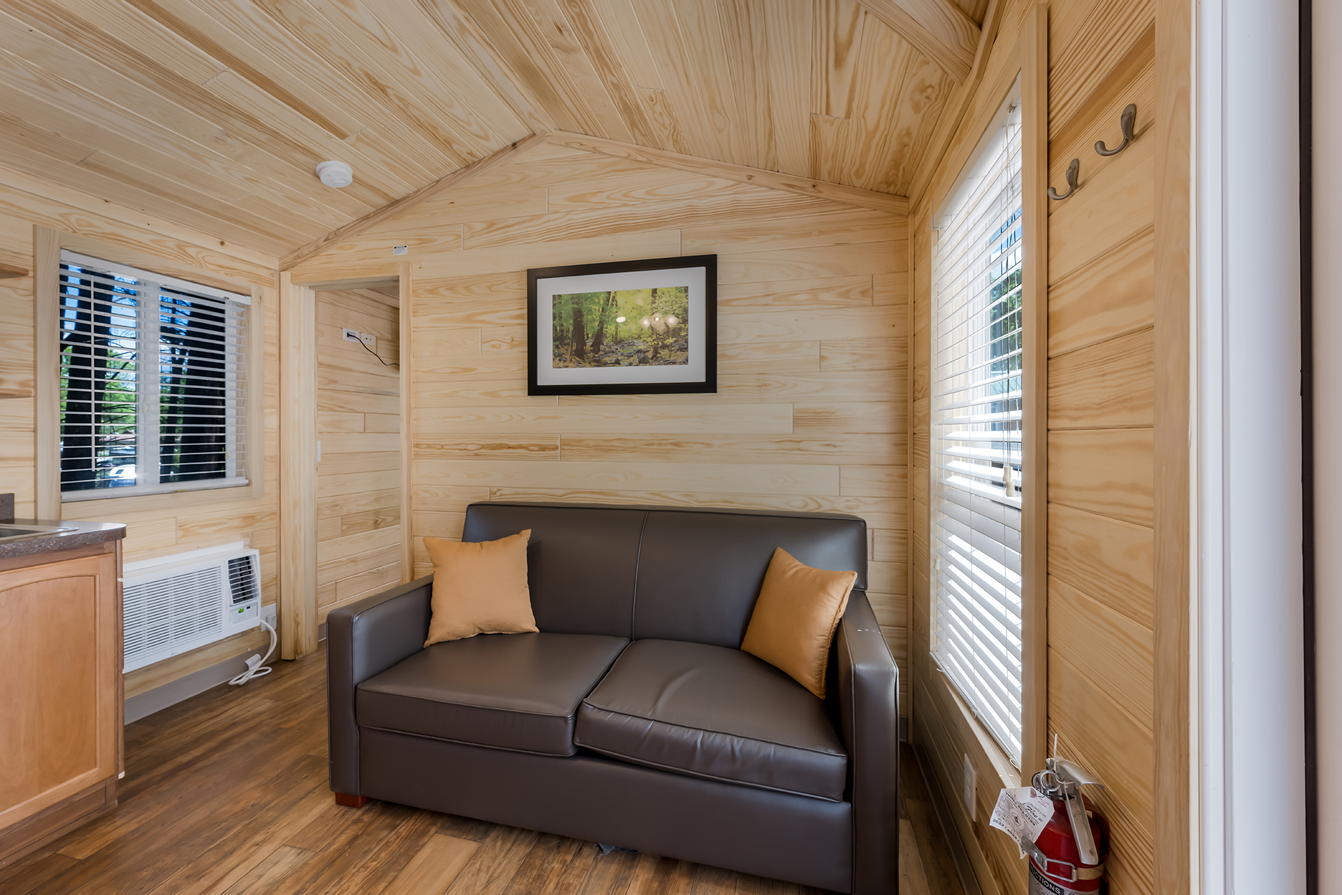 DC5_Deluxe Cabin, 2RM with KOA Patio® Near Pool & Rec (Full Bath with Tub & Shower) – Sleeps 6