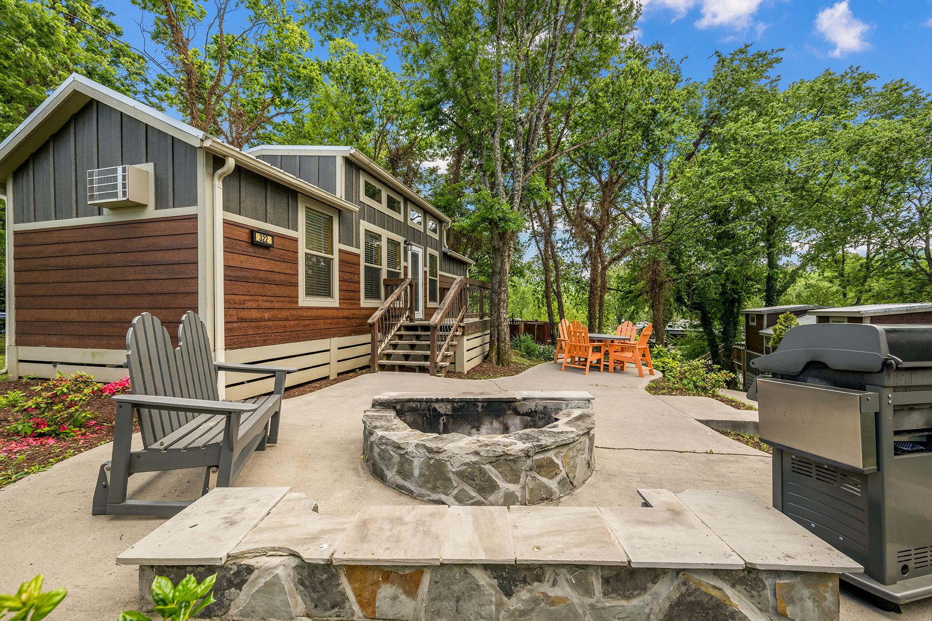 DC322_Deluxe Cabin, 2RM with KOA Patio® (Full Bath & Half Bath) – Sleeps 8