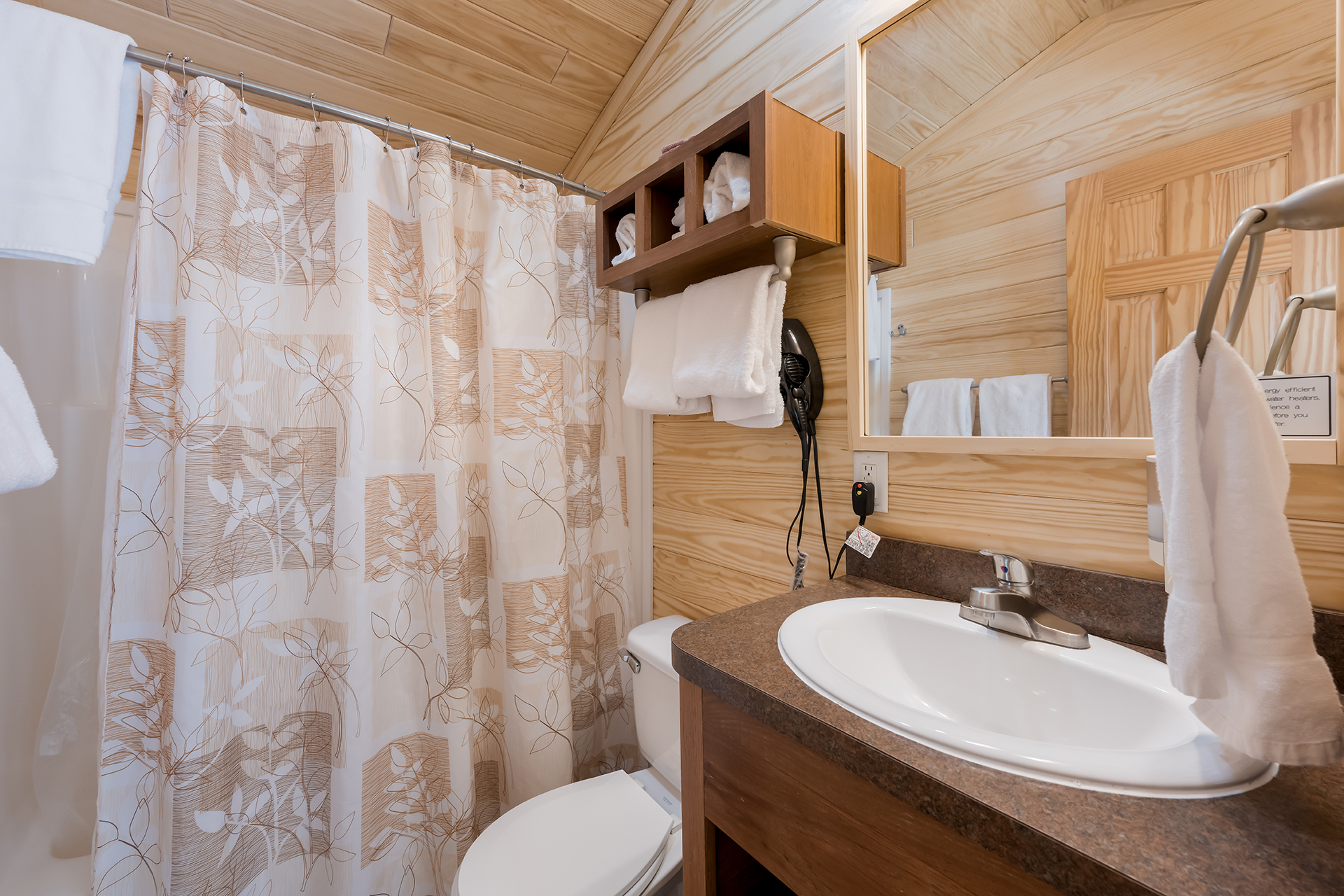 DC5_Deluxe Cabin, 2RM with KOA Patio® Near Pool & Rec (Full Bath with Tub & Shower) – Sleeps 6