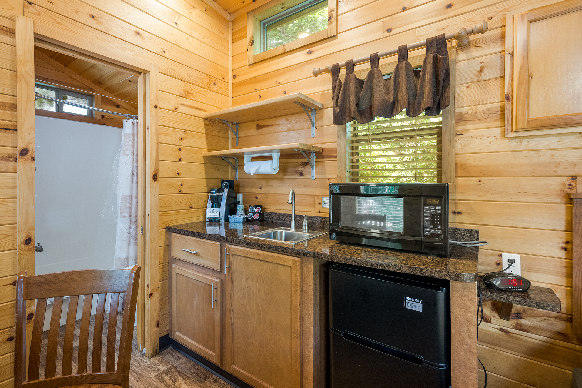 DC306_Deluxe Cabin, 1RM with KOA Patio® (Full Bath with Tub & Shower) – Sleeps 4