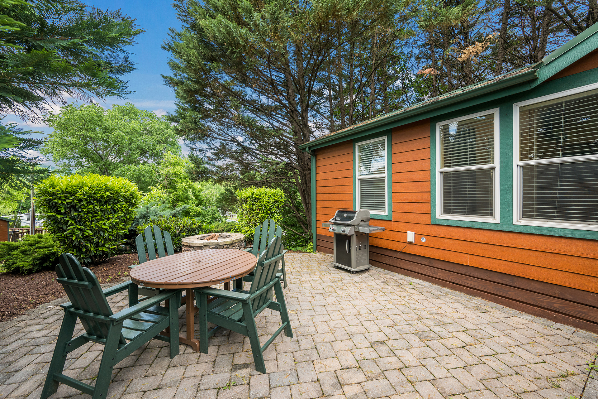 DC5_Deluxe Cabin, 2RM with KOA Patio® Near Pool & Rec (Full Bath with Tub & Shower) – Sleeps 6