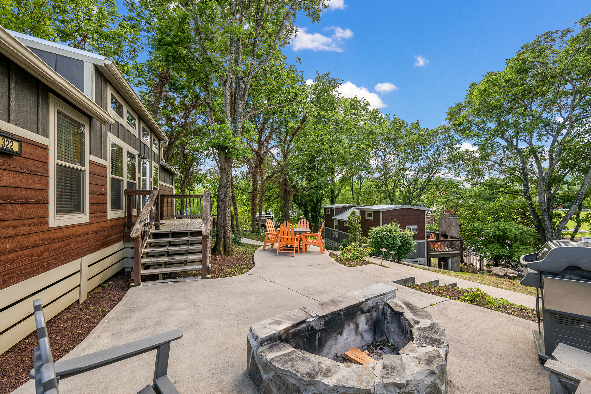 DC322_Deluxe Cabin, 2RM with KOA Patio® (Full Bath & Half Bath) – Sleeps 8