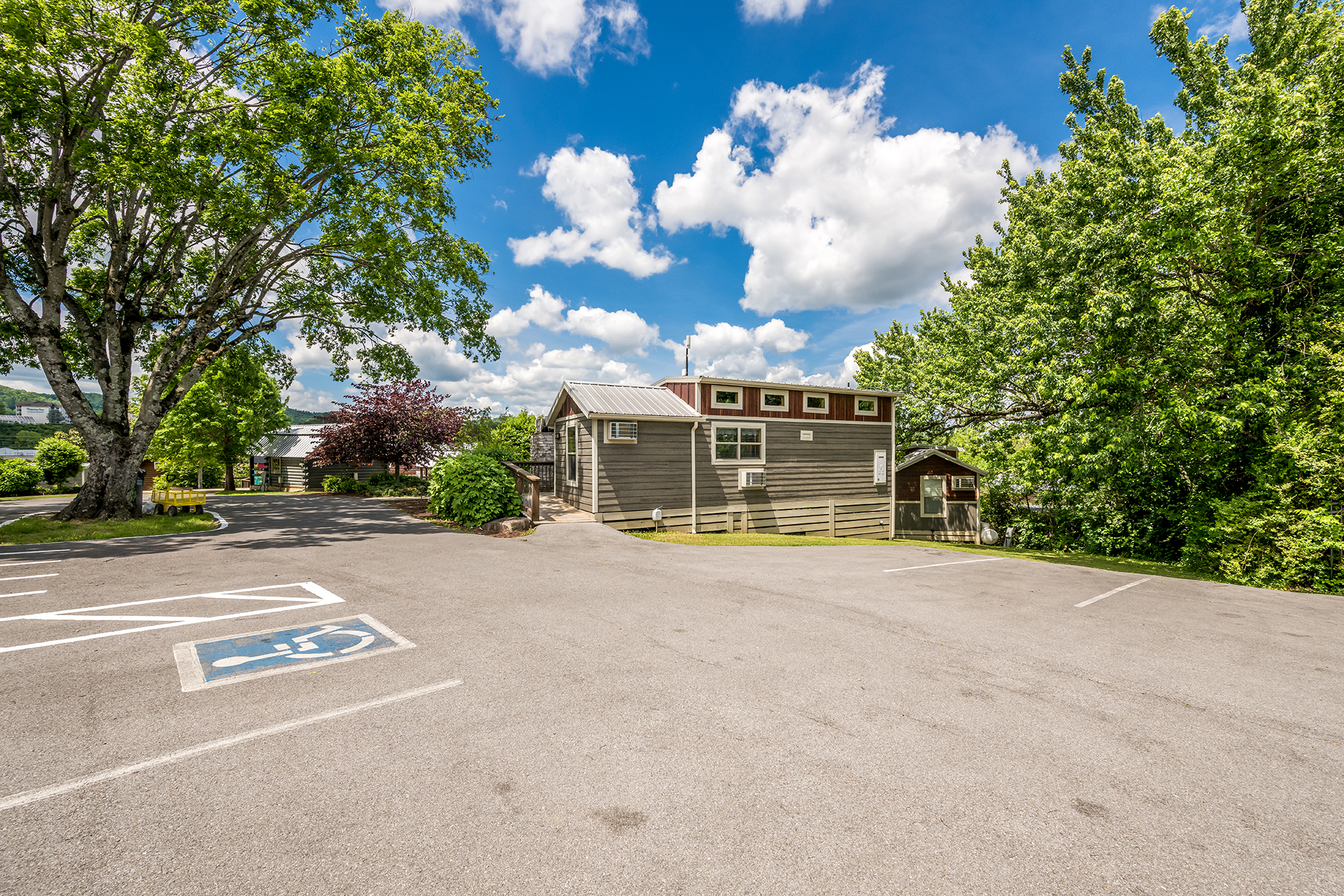 DC301_Deluxe Cabin, 1RM with KOA Patio®, Accessible (Full Bath with Shower) – Sleeps 4