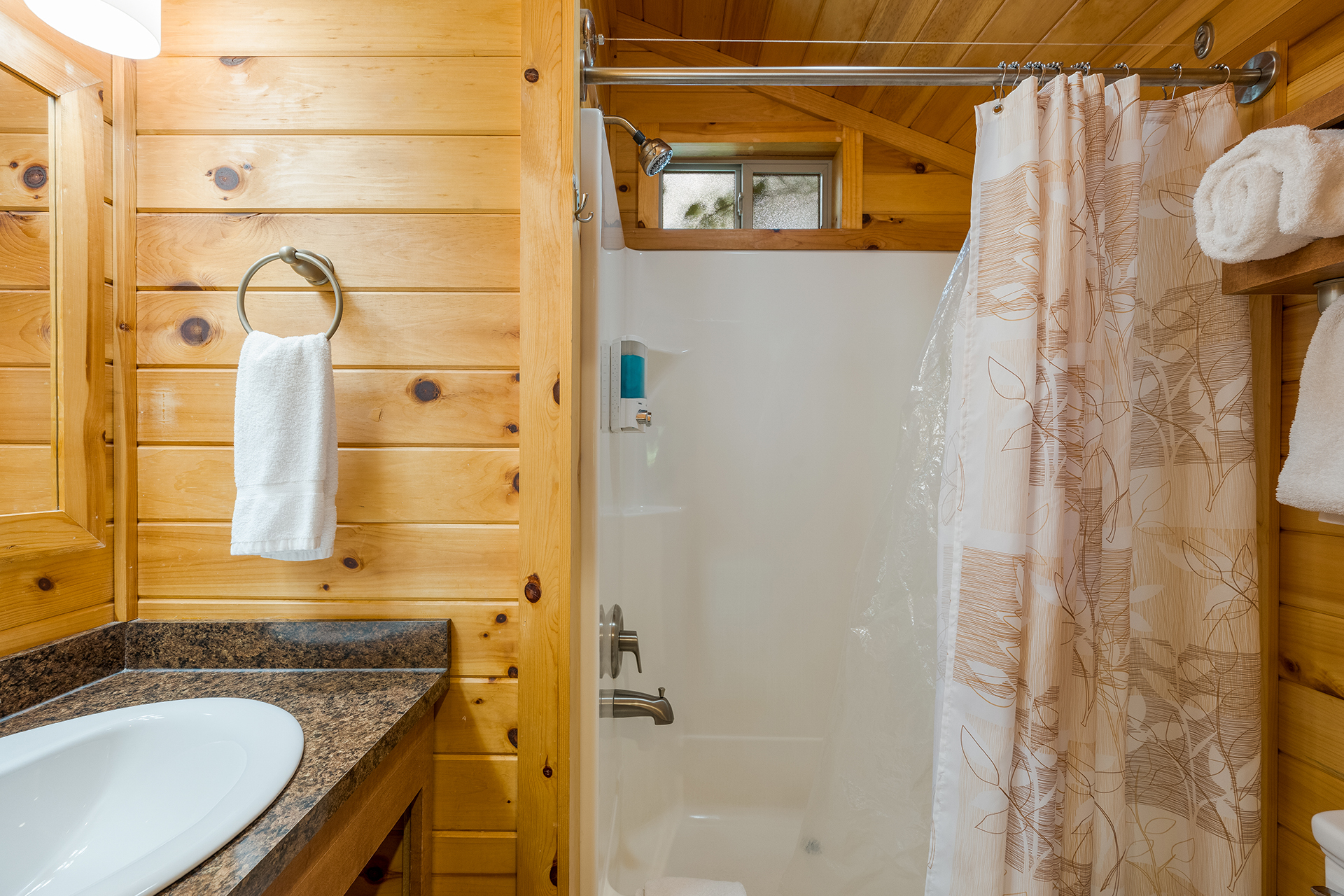 DC306_Deluxe Cabin, 1RM with KOA Patio® (Full Bath with Tub & Shower) – Sleeps 4