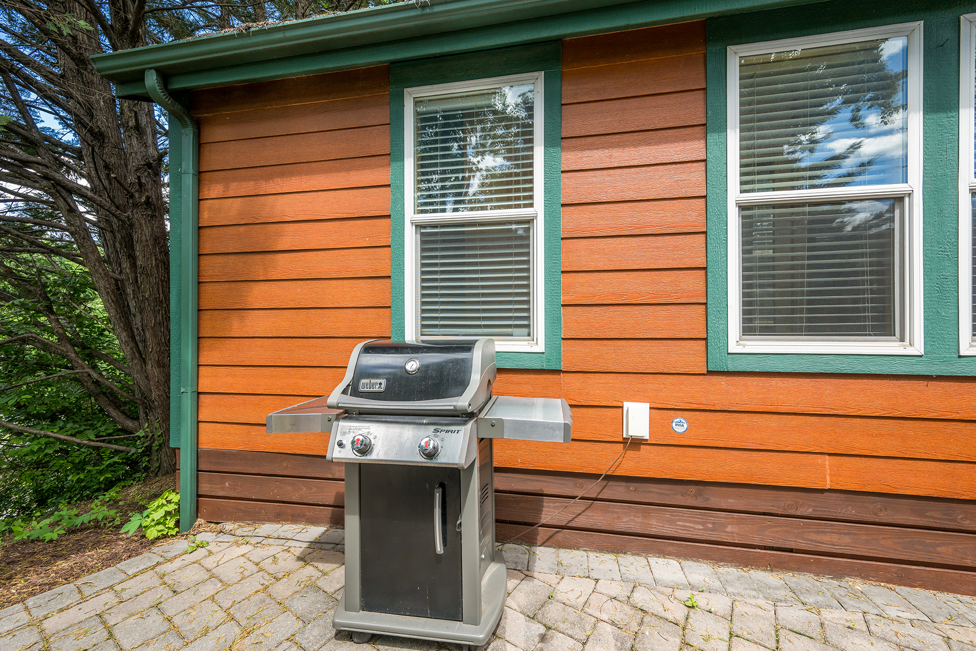 DC5_Deluxe Cabin, 2RM with KOA Patio® Near Pool & Rec (Full Bath with Tub & Shower) – Sleeps 6