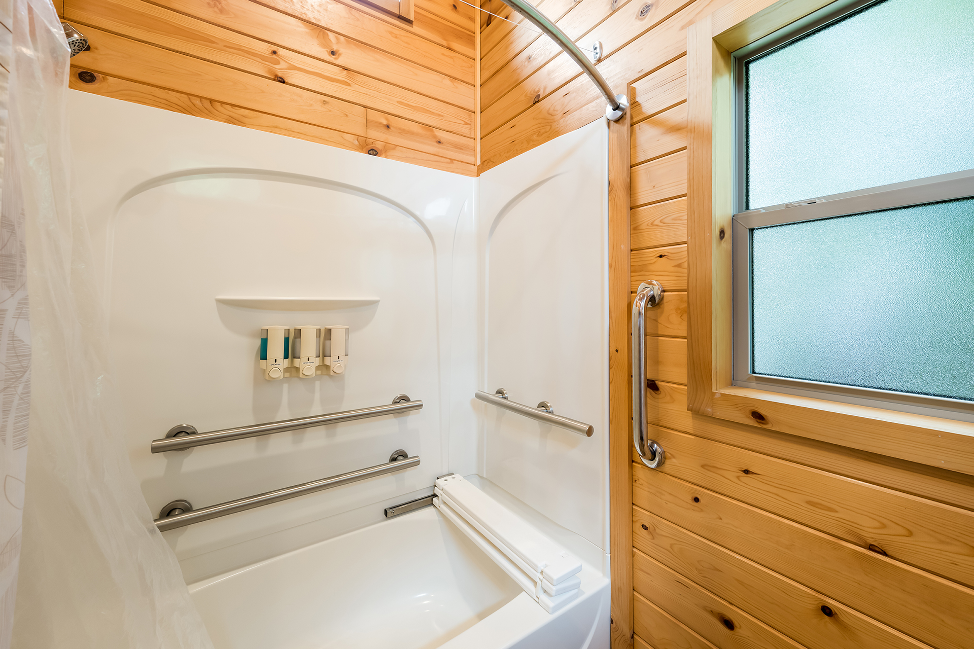 DC301_Deluxe Cabin, 1RM with KOA Patio®, Accessible (Full Bath with Shower) – Sleeps 4