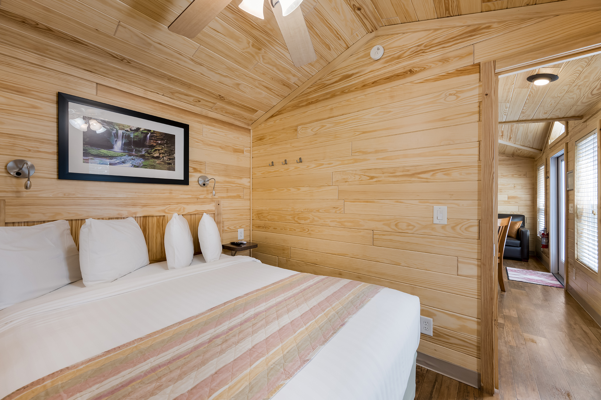 DC5_Deluxe Cabin, 2RM with KOA Patio® Near Pool & Rec (Full Bath with Tub & Shower) – Sleeps 6