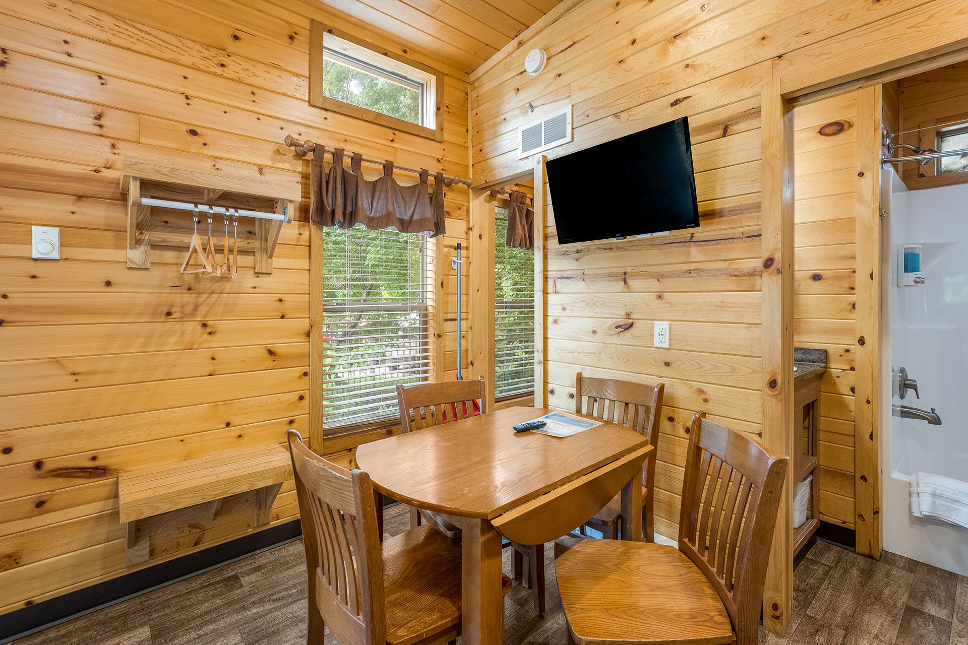 DC306_Deluxe Cabin, 1RM with KOA Patio® (Full Bath with Tub & Shower) – Sleeps 4