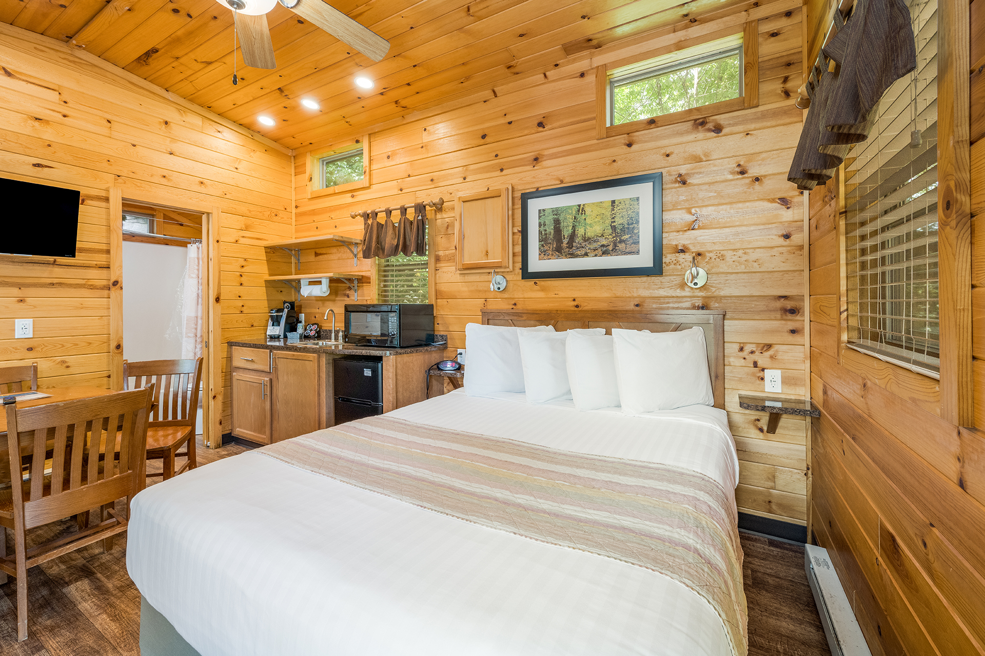 DC306_Deluxe Cabin, 1RM with KOA Patio® (Full Bath with Tub & Shower) – Sleeps 4