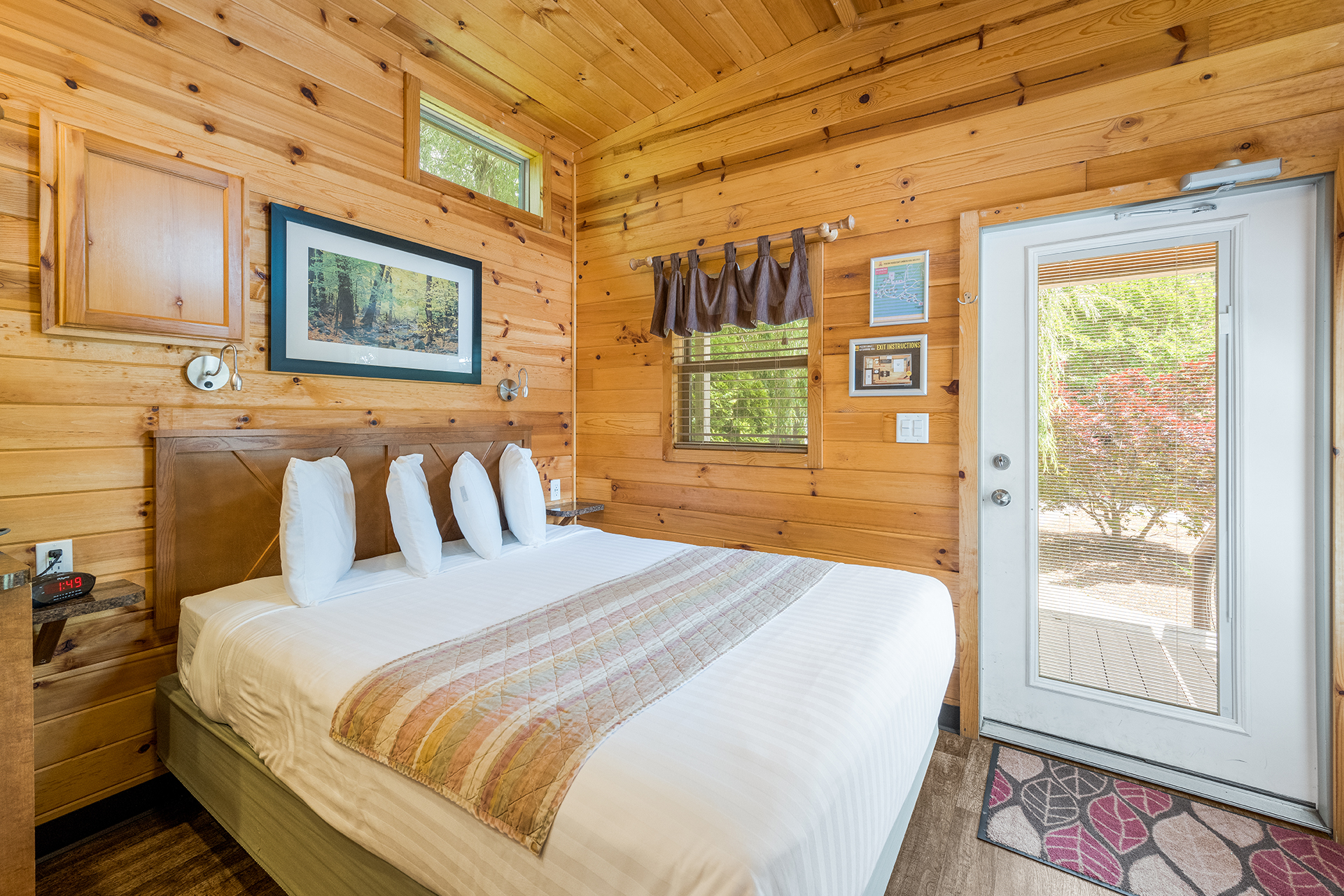 DC306_Deluxe Cabin, 1RM with KOA Patio® (Full Bath with Tub & Shower) – Sleeps 4