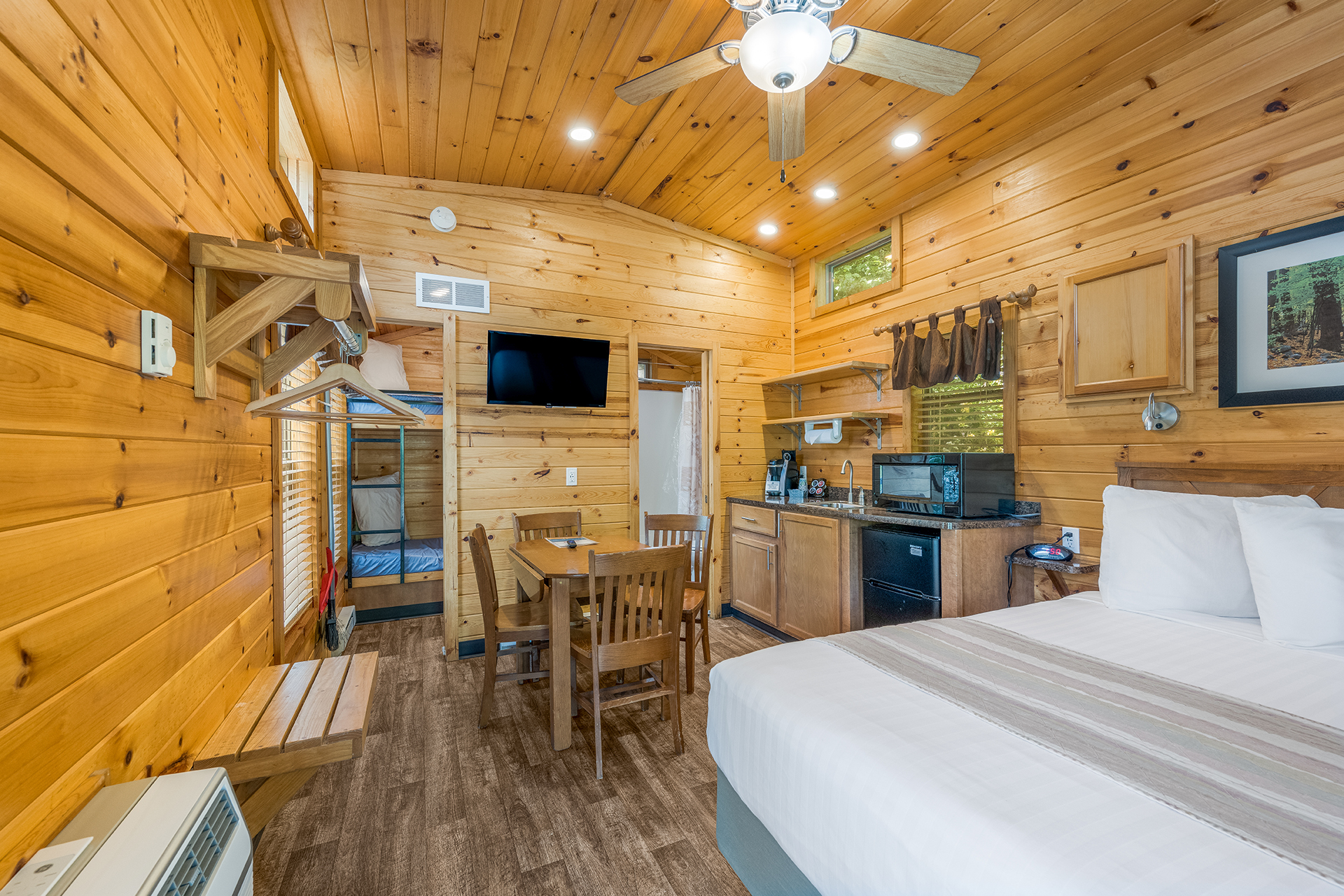 DC306_Deluxe Cabin, 1RM with KOA Patio® (Full Bath with Tub & Shower) – Sleeps 4