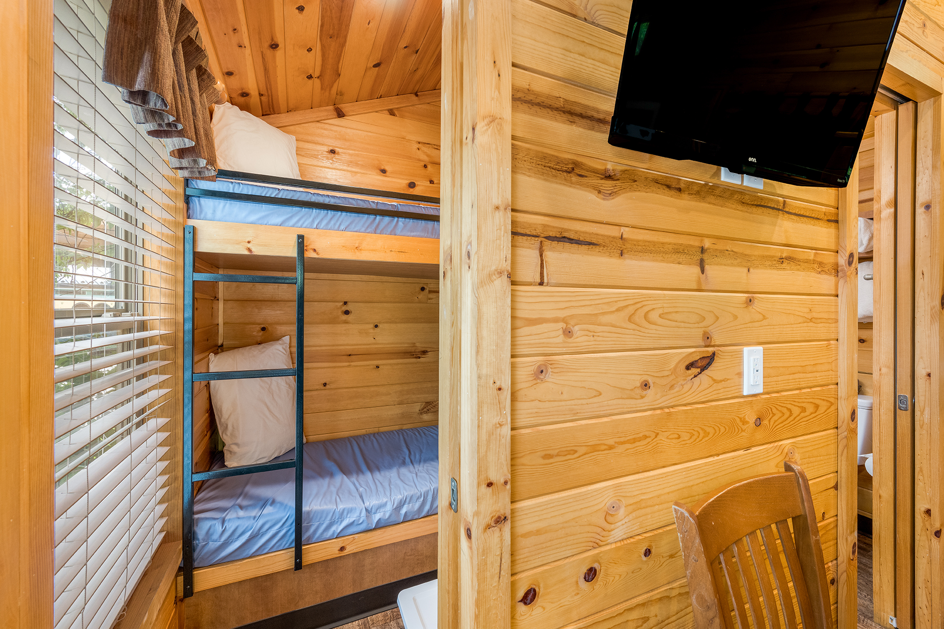 DC306_Deluxe Cabin, 1RM with KOA Patio® (Full Bath with Tub & Shower) – Sleeps 4
