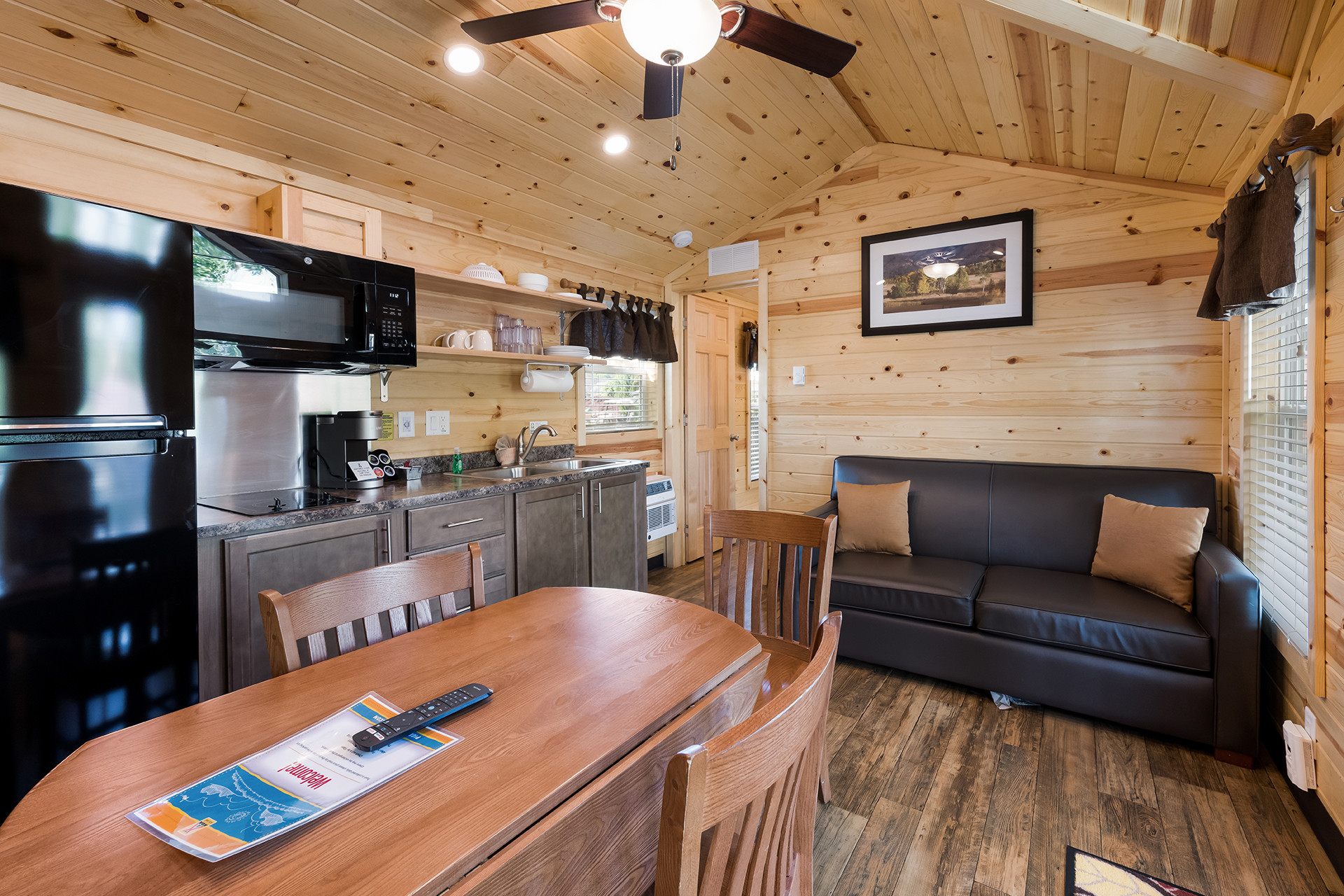 DC11_Deluxe Cabin, 2RM Near Rec (Full Bath with Tub & Shower) - Sleeps 8
