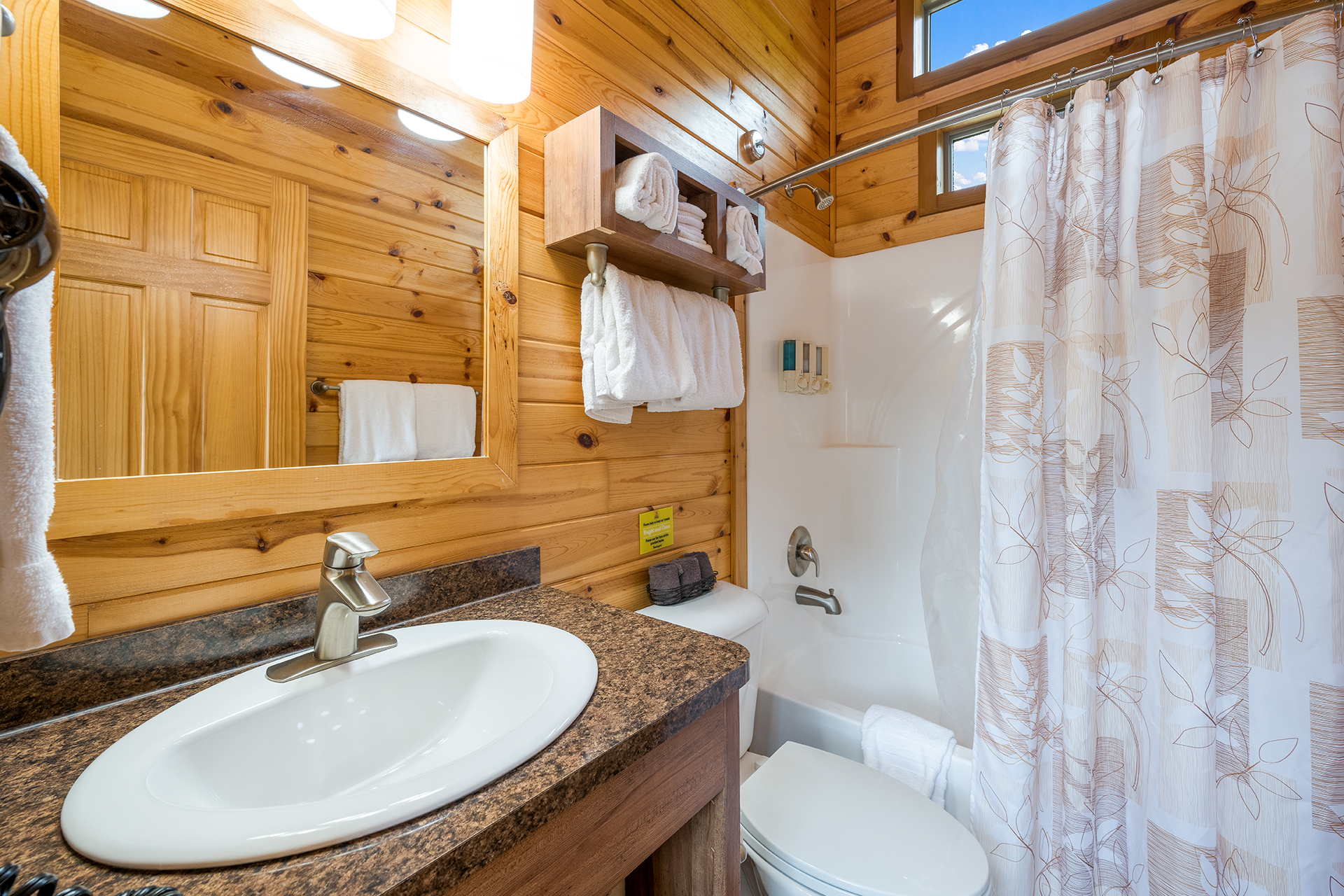 DC312_Deluxe Cabin, 2RM with KOA Patio® (Full Bath & Half Bath) – Sleeps 6