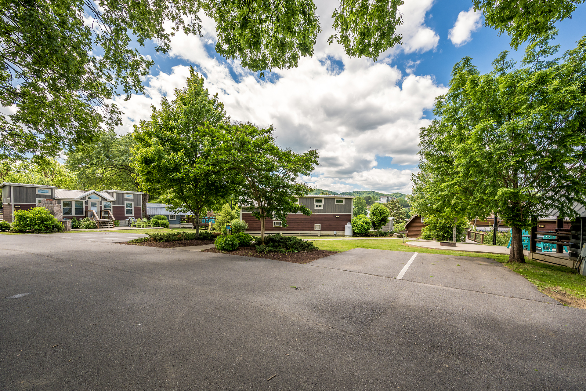 DC301_Deluxe Cabin, 1RM with KOA Patio®, Accessible (Full Bath with Shower) – Sleeps 4