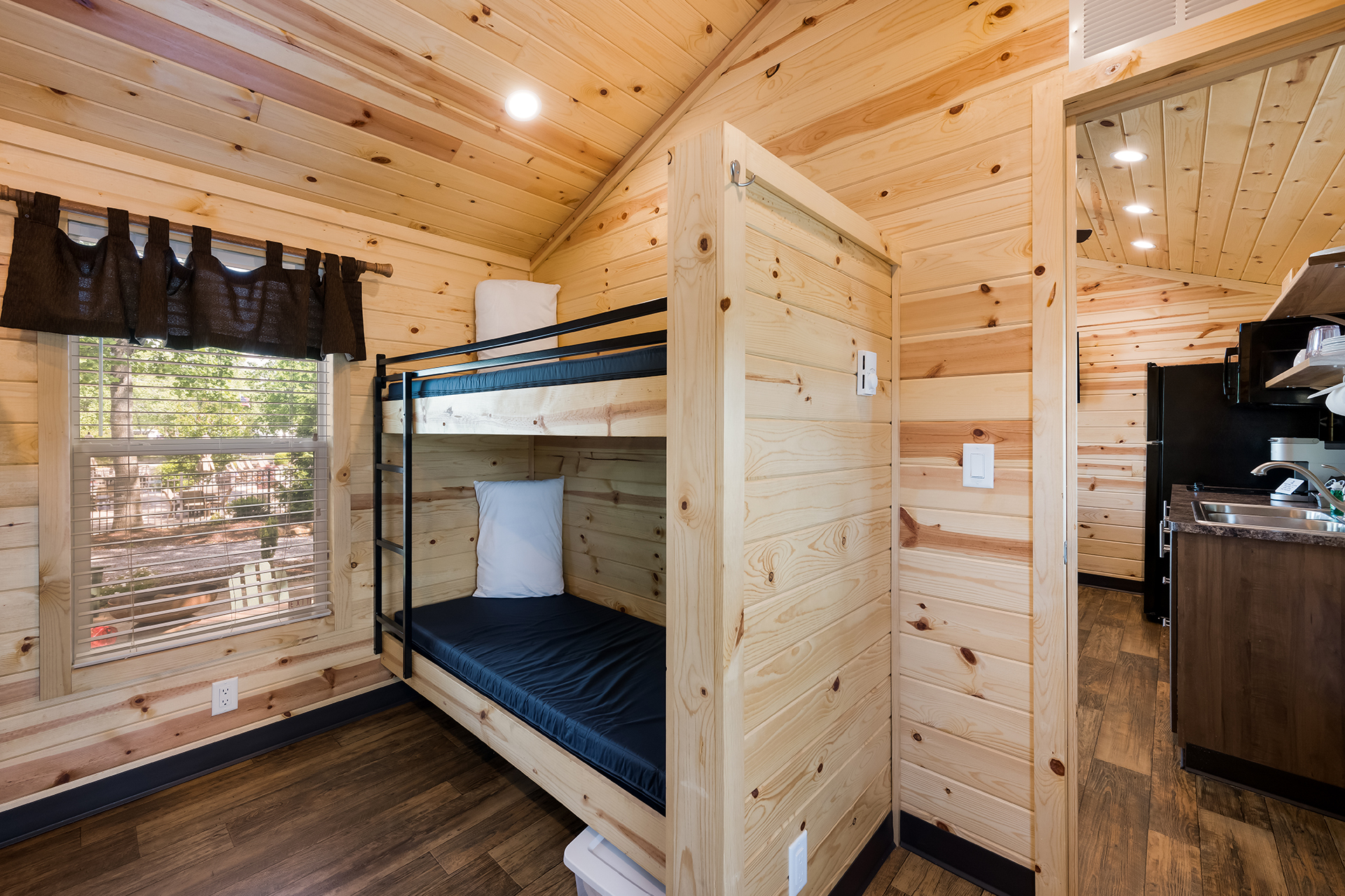 DC11_Deluxe Cabin, 2RM Near Rec (Full Bath with Tub & Shower) - Sleeps 8