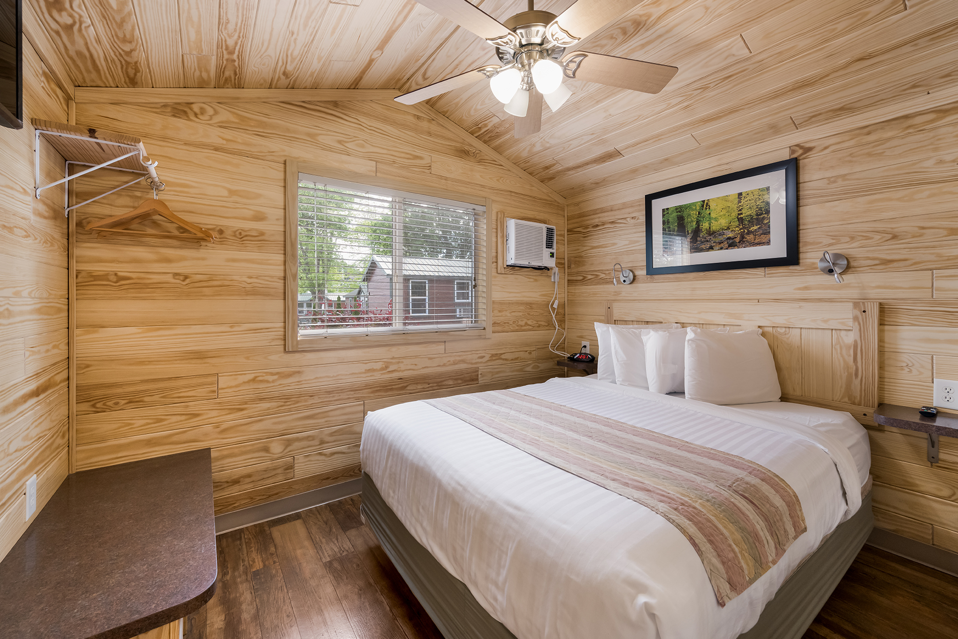 DC5_Deluxe Cabin, 2RM with KOA Patio® Near Pool & Rec (Full Bath with Tub & Shower) – Sleeps 6