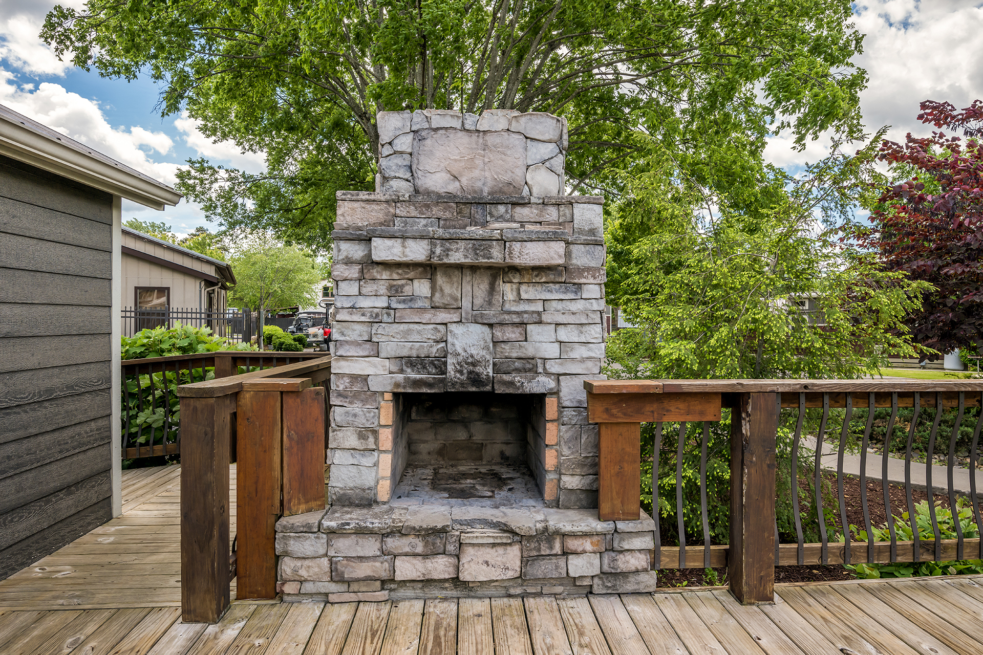 DC301_Deluxe Cabin, 1RM with KOA Patio®, Accessible (Full Bath with Shower) – Sleeps 4