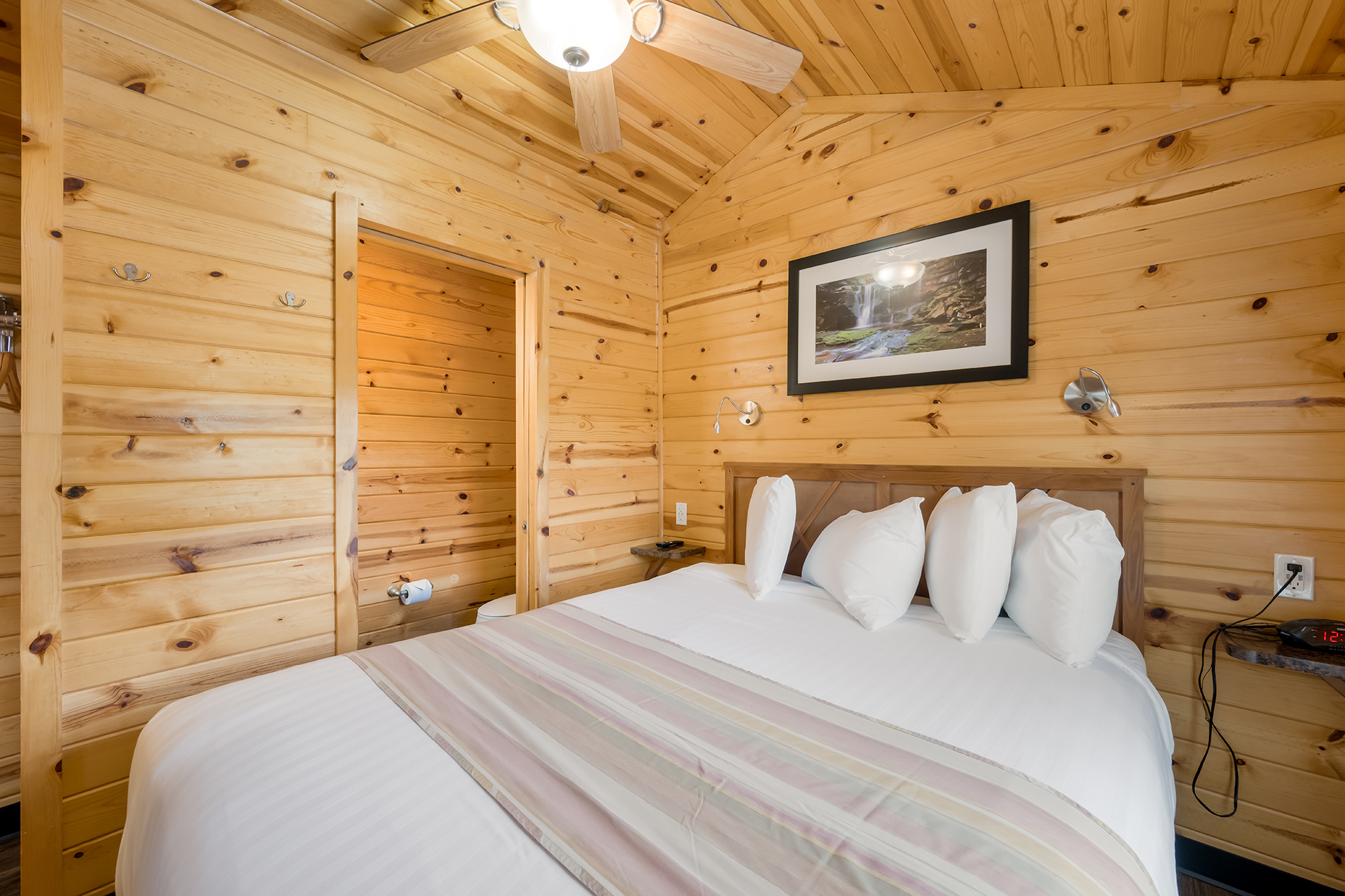 DC312_Deluxe Cabin, 2RM with KOA Patio® (Full Bath & Half Bath) – Sleeps 6