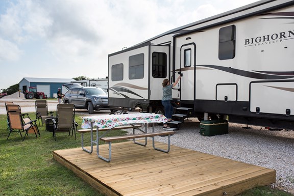 Campsite 302 Pull Thru Exterior With Wooden Deck