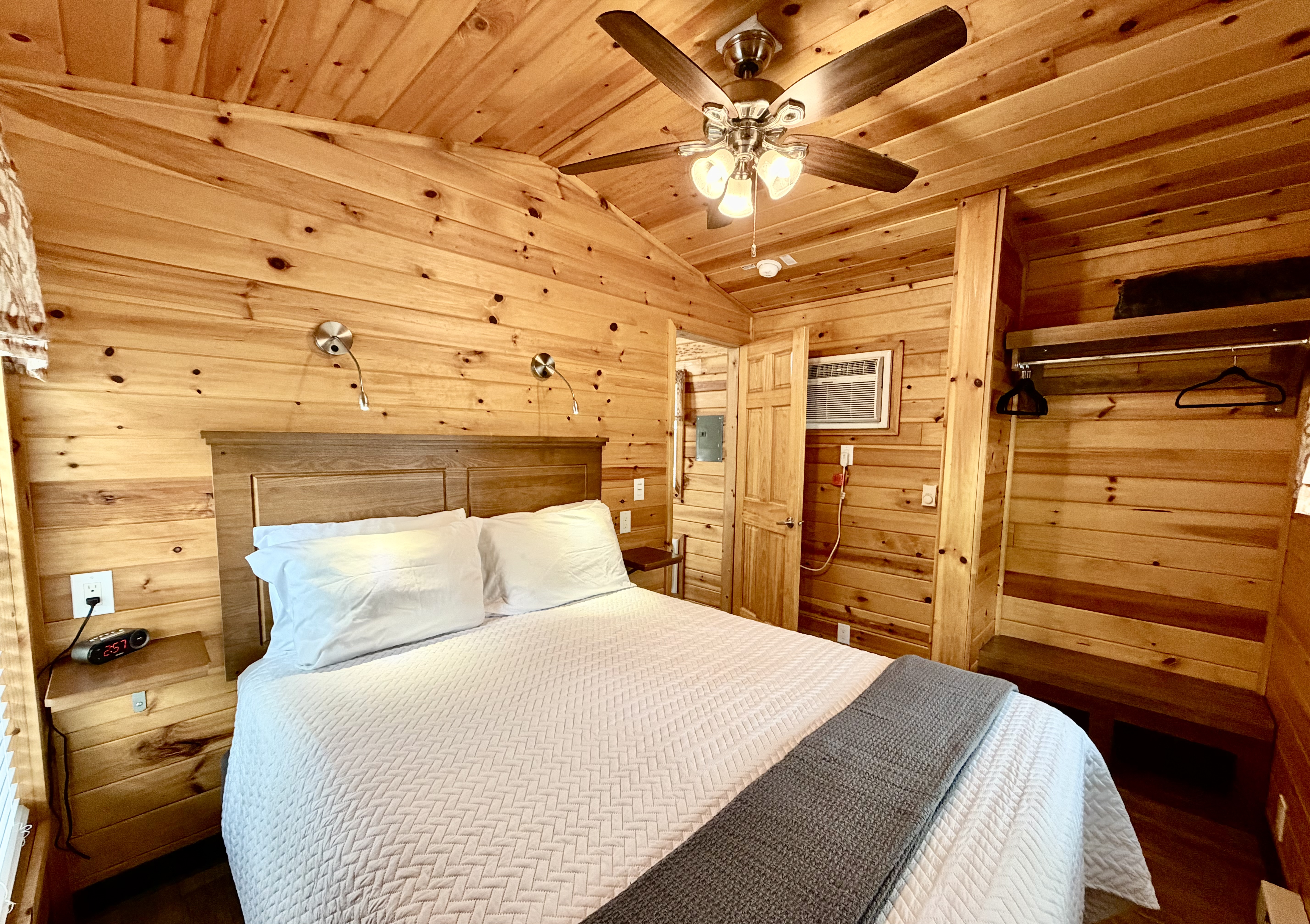 C10 - Queen Bed