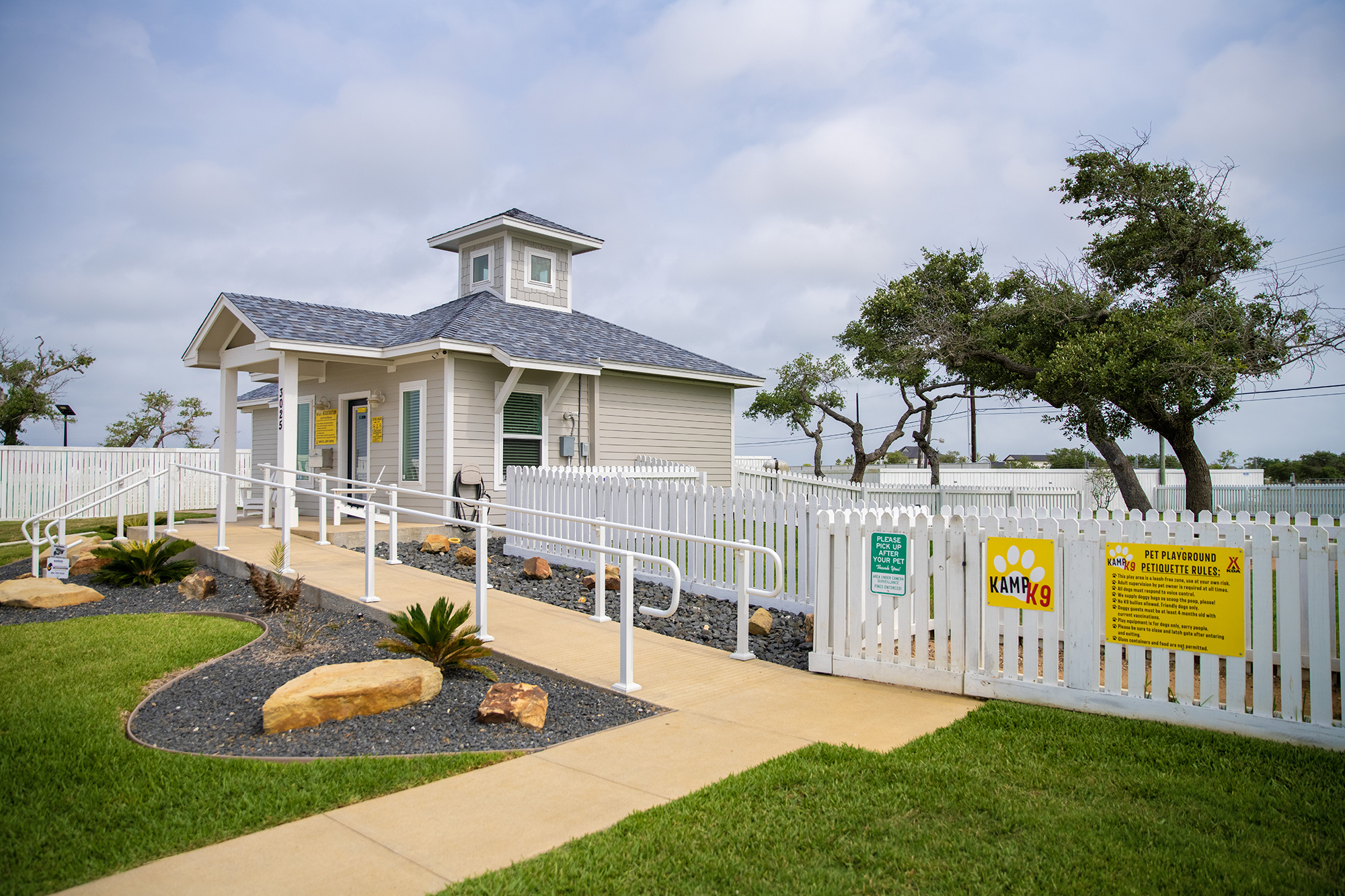 Welcome Center & Kamp K9