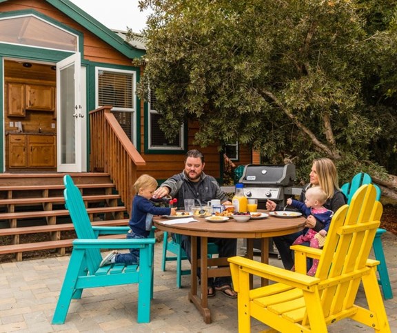 Deluxe Cabin Breakfast Outside