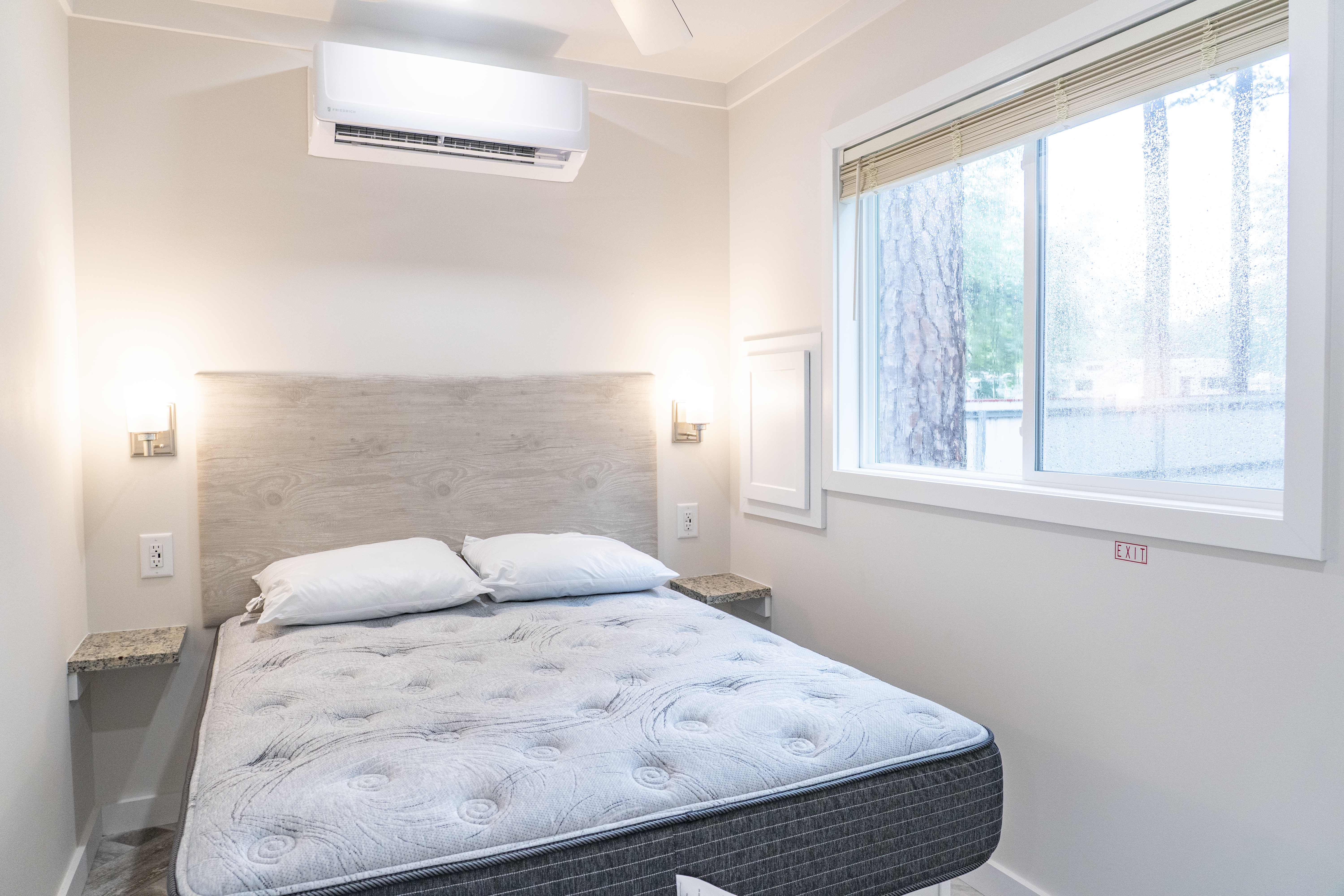 Cottages: Bedroom-Queen