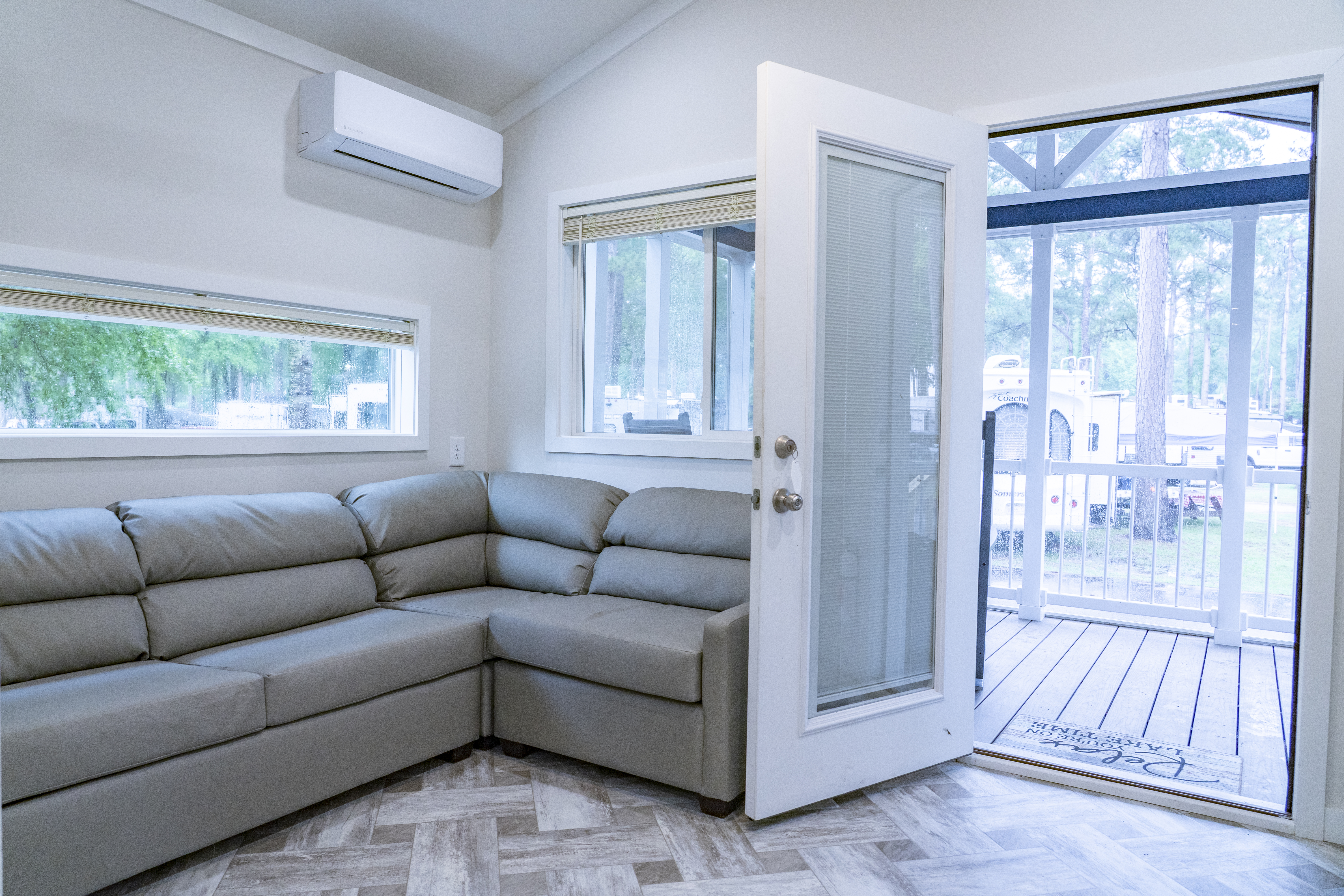 Cottages: Living-Room-Entrance
