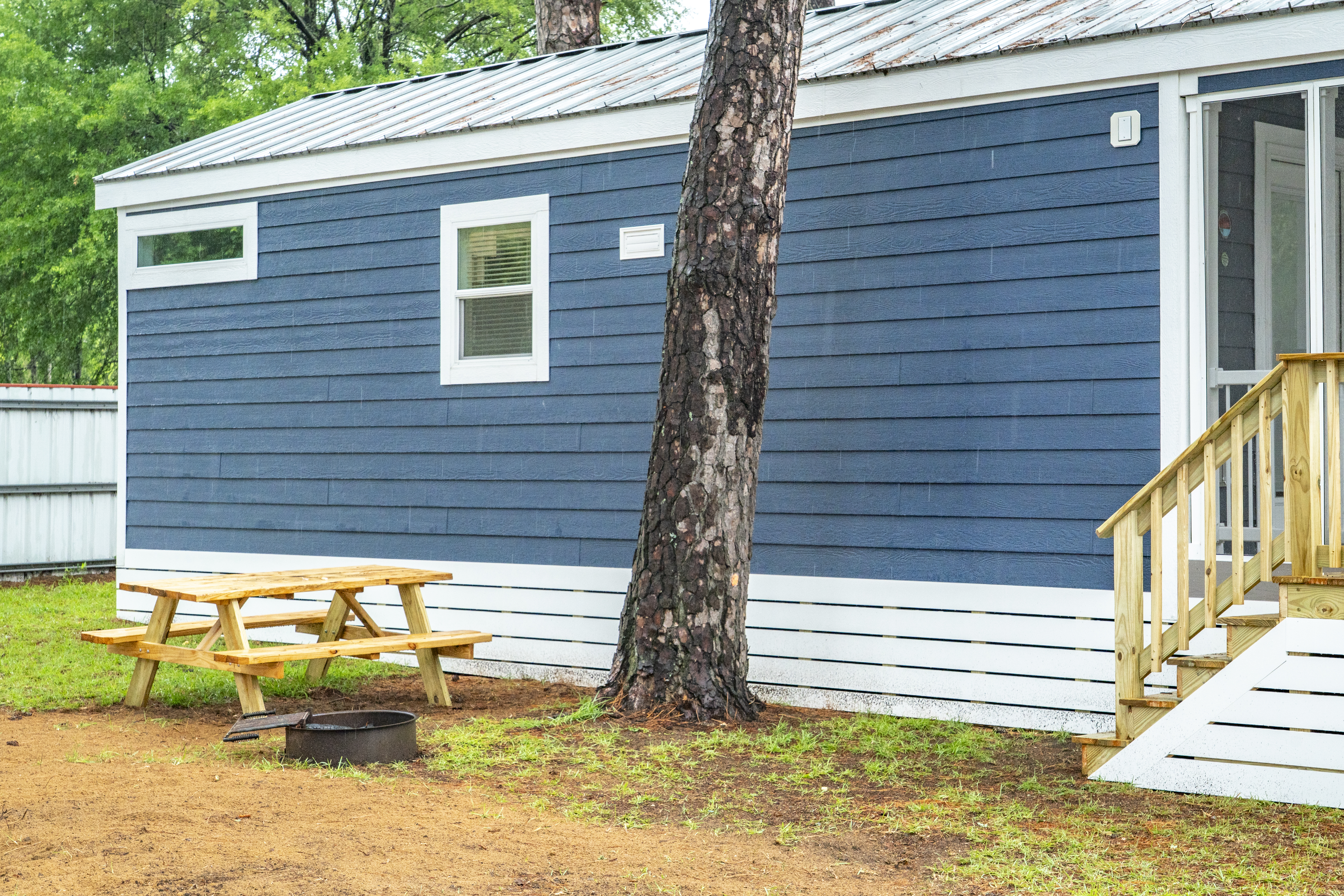 Cottages: Exterior-Picnic-Table