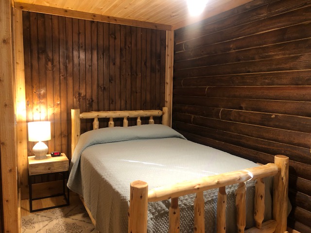 Azalea Cabin's Bedroom