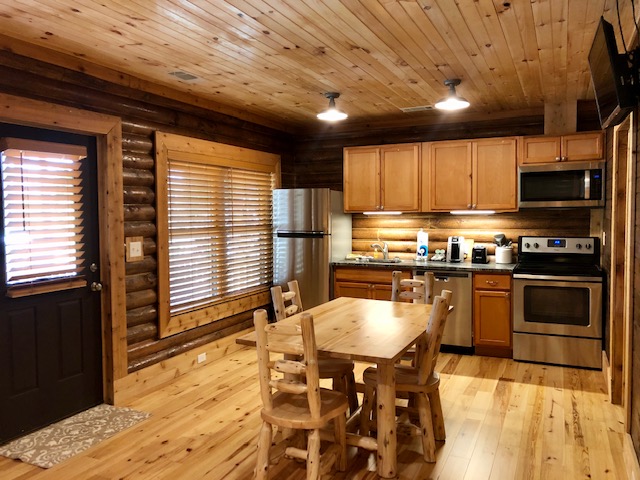Magnolia Cabin: Full Kitchen