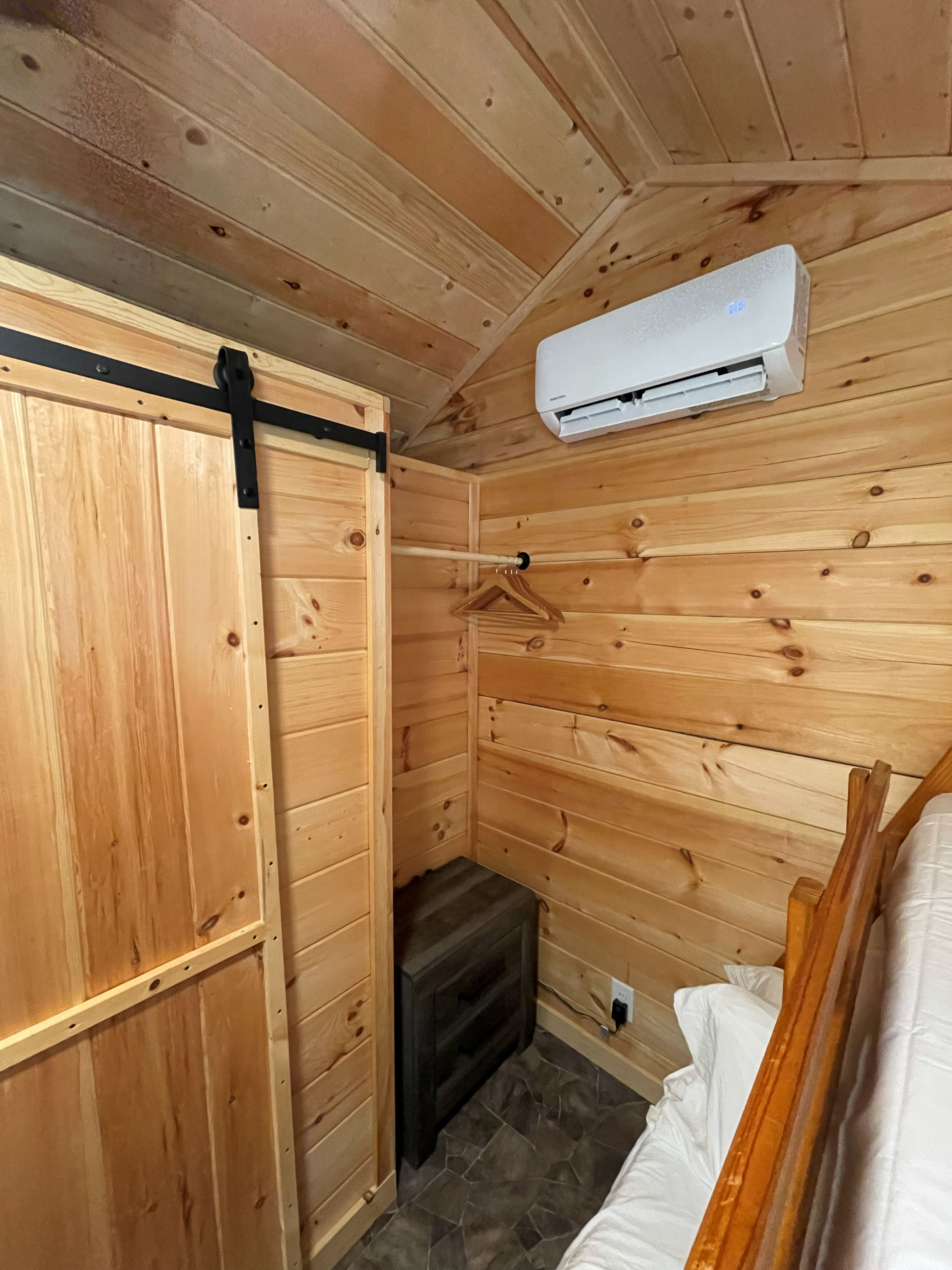 Closet Amish Deluxe Cabin 69