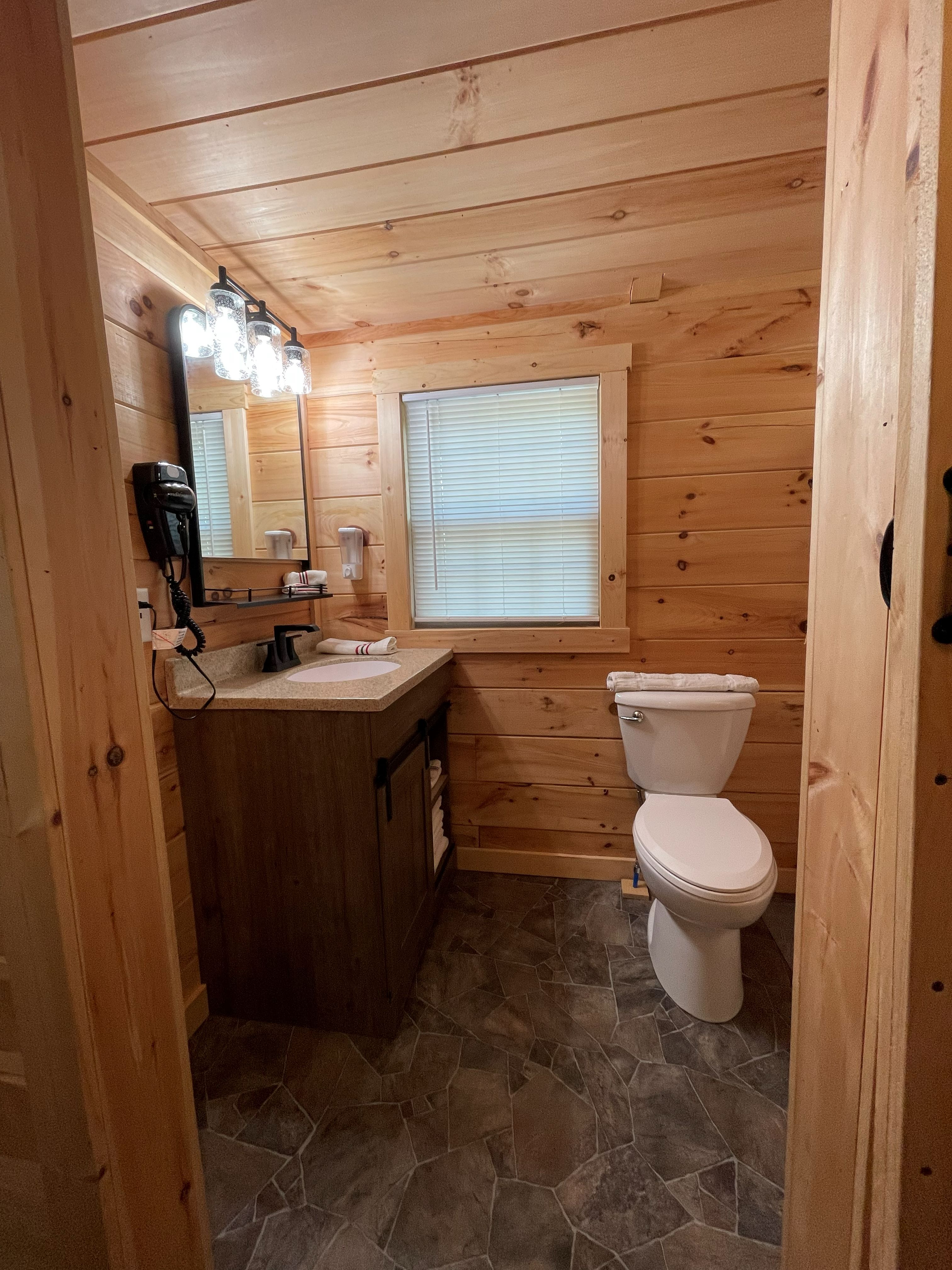 Bathroom Amish Deluxe Cabin 69