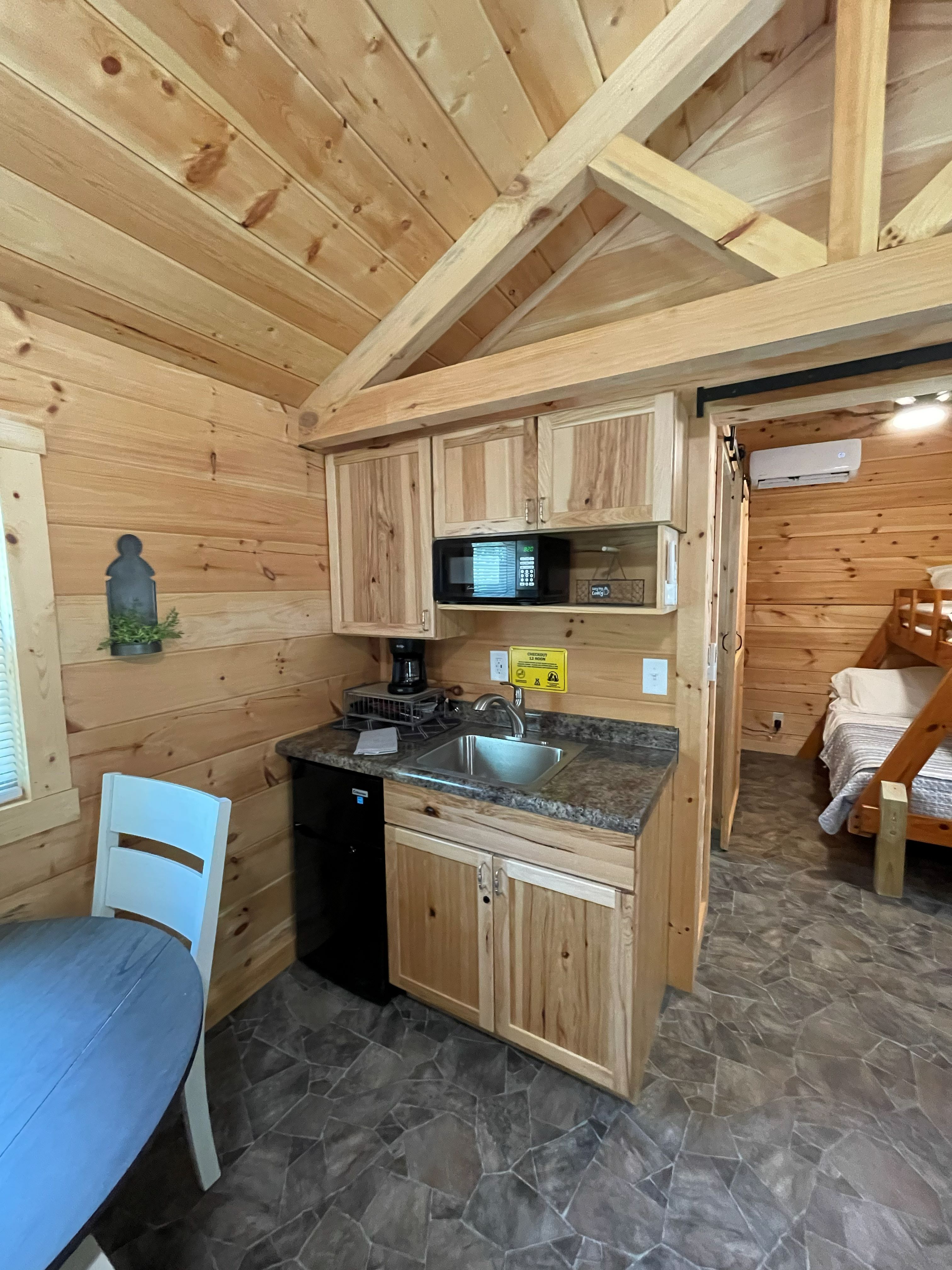 Kitchenette Amish Deluxe Cabin 69