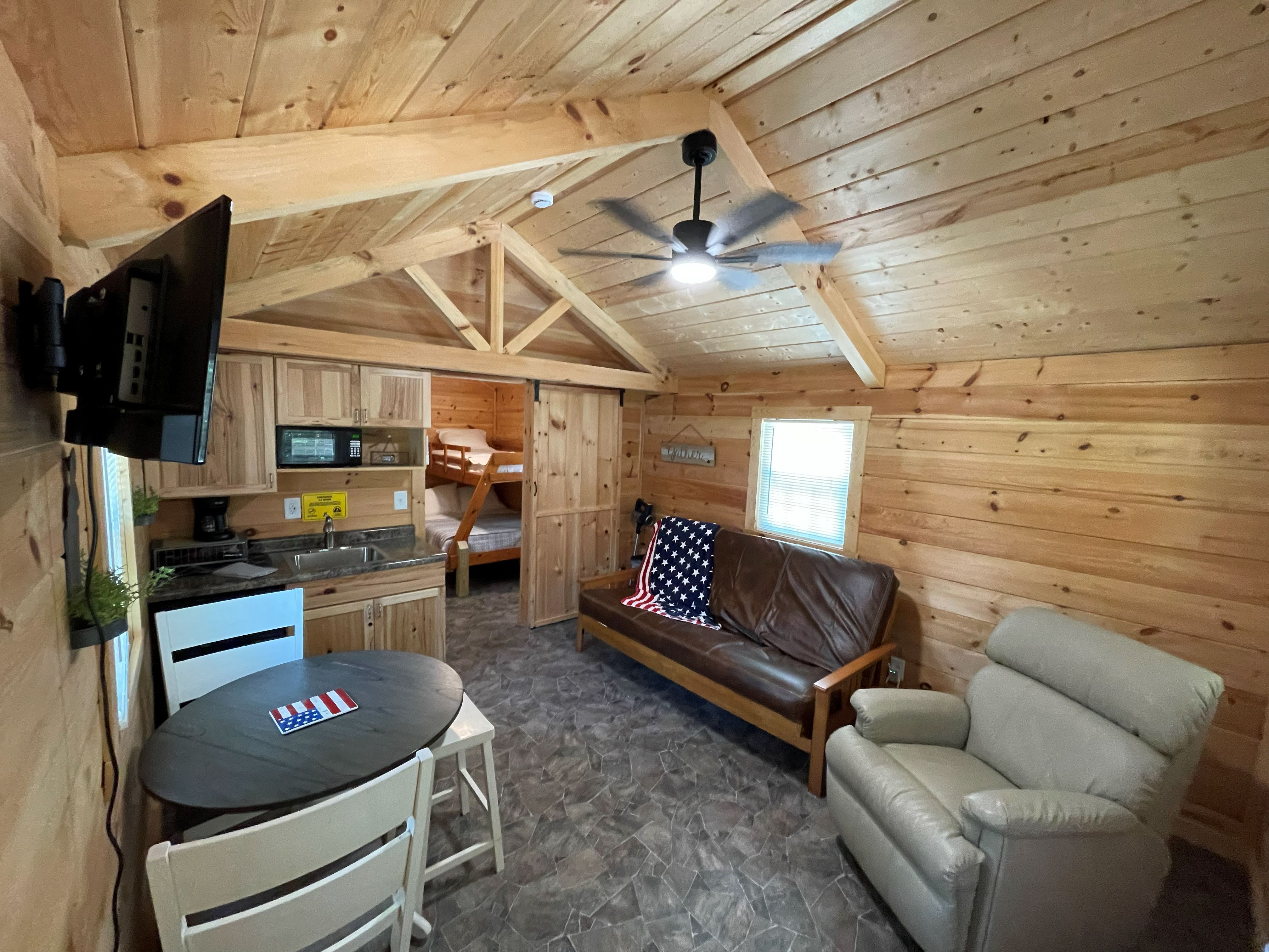 Livingroom Amish Deluxe Cabin 69