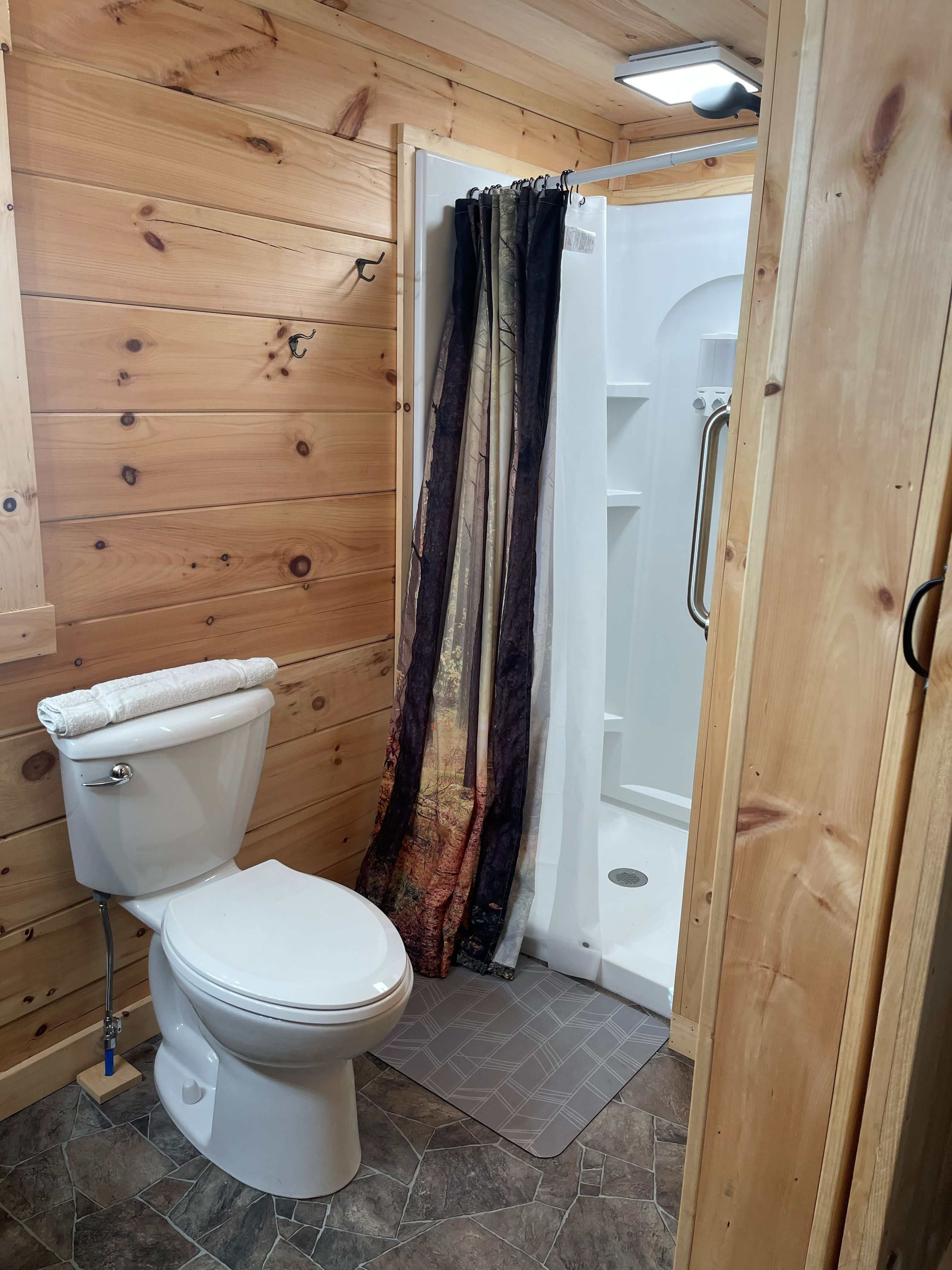 Full bath Amish Deluxe Cabin 69