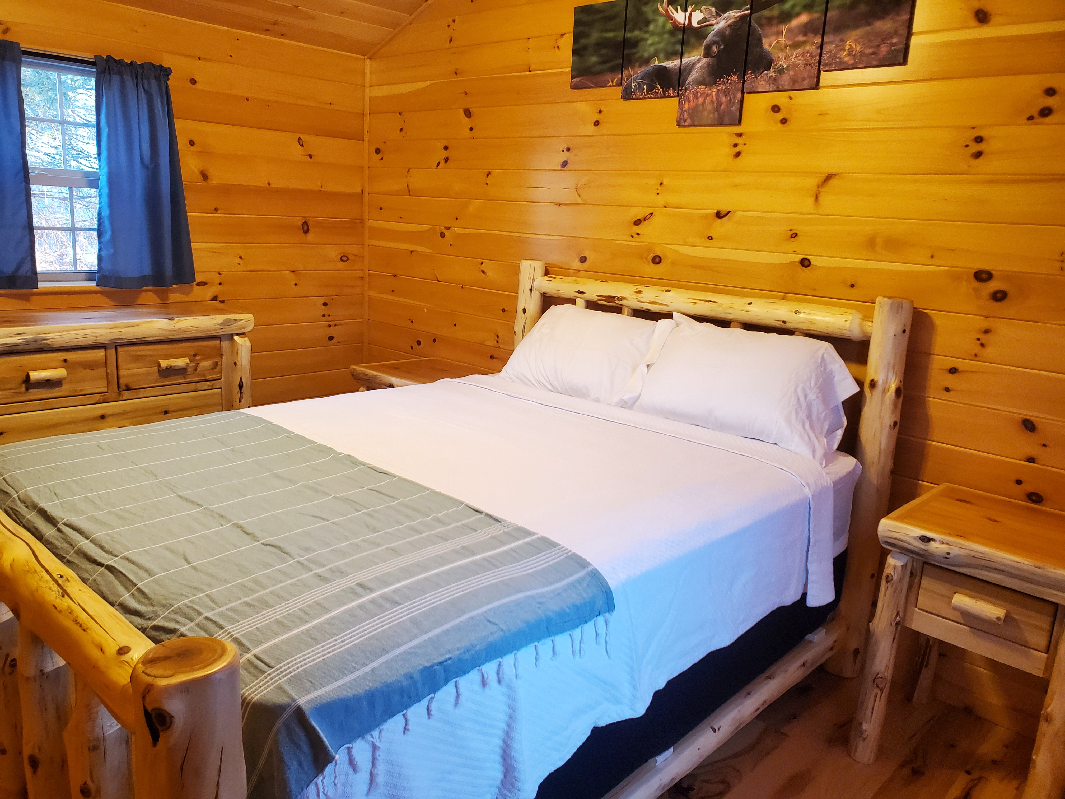 Moose Lodge Queen Bedroom - 2 nightstands, dresser, tv