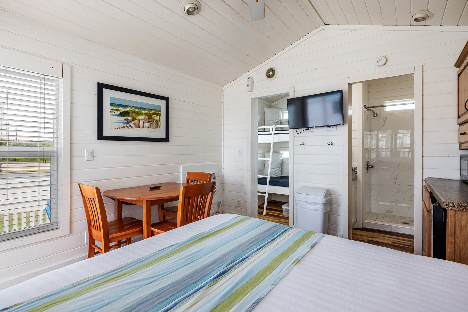 KS23 - Deluxe Cabin, 1 Bedroom (Full Bath with Shower) – Sleeps 4