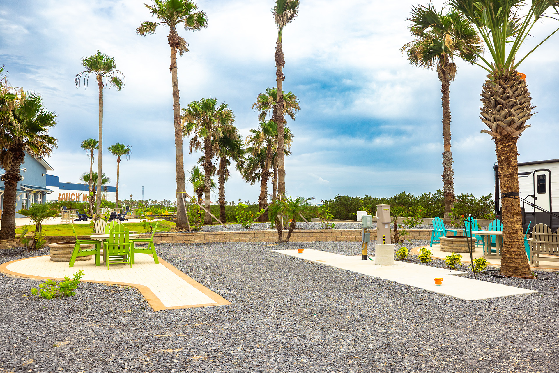 RV 304, Back-In 50/30 AMPS FHU KOA Patio®, Waterfront
