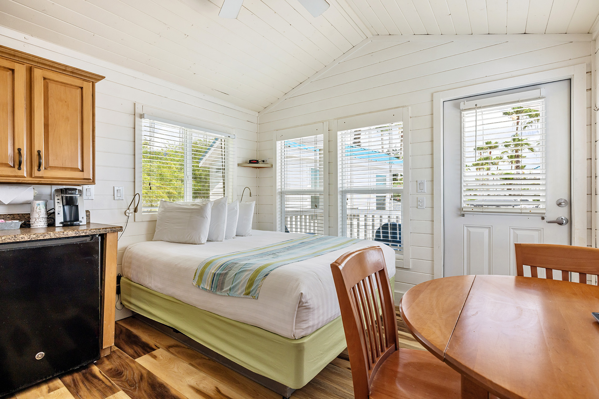KS23 - Deluxe Cabin, 1 Bedroom (Full Bath with Shower) – Sleeps 4
