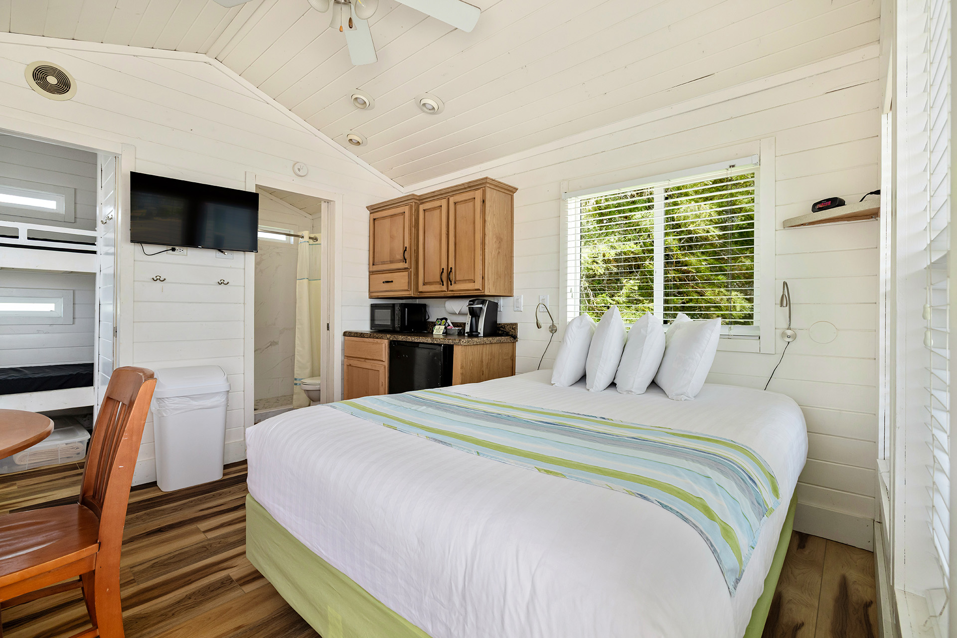 KS23 - Deluxe Cabin, 1 Bedroom (Full Bath with Shower) – Sleeps 4