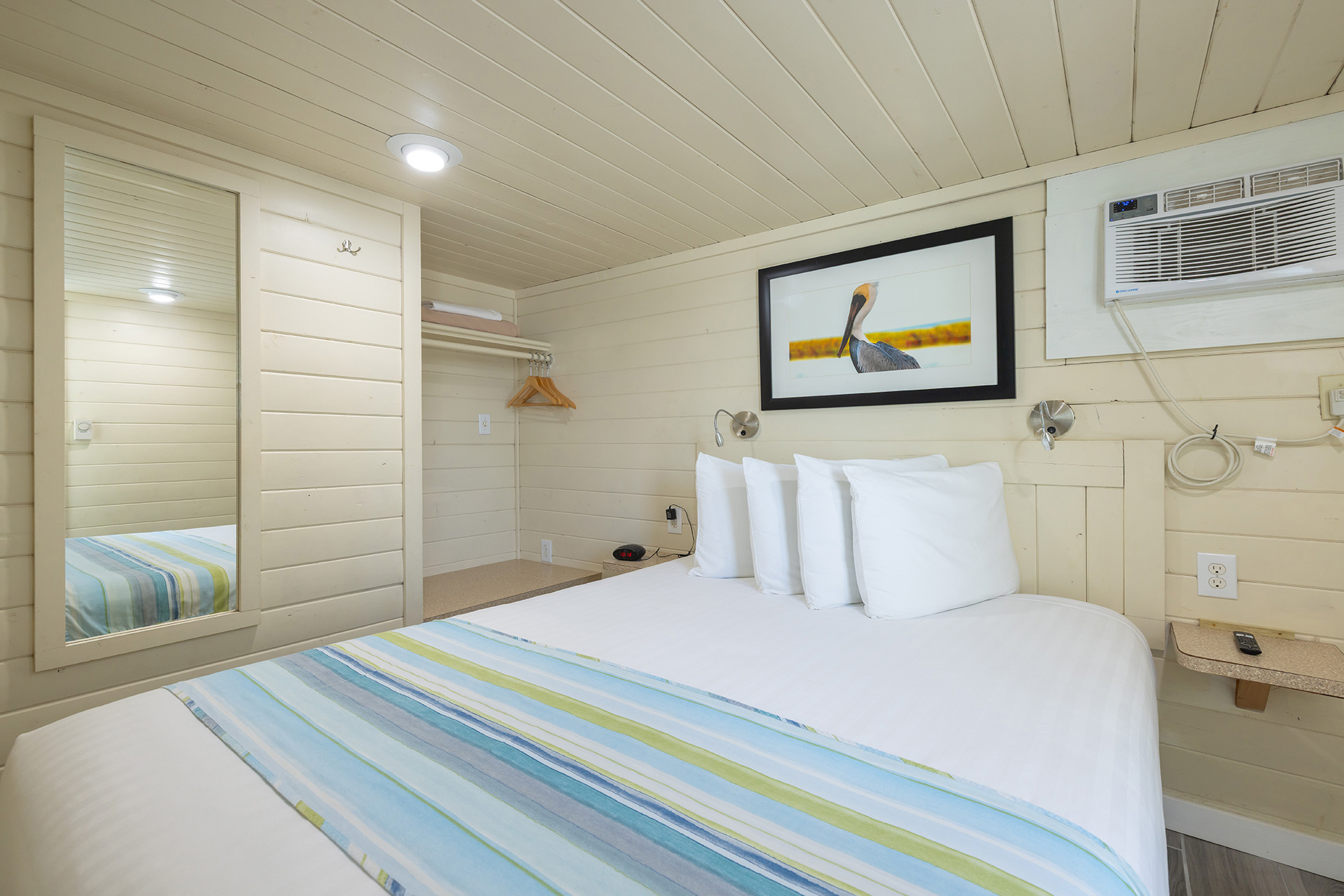 LL33 - Deluxe Cabin, 2 Bedroom with Loft (Full Bath with Tub & Shower) – Sleeps 8