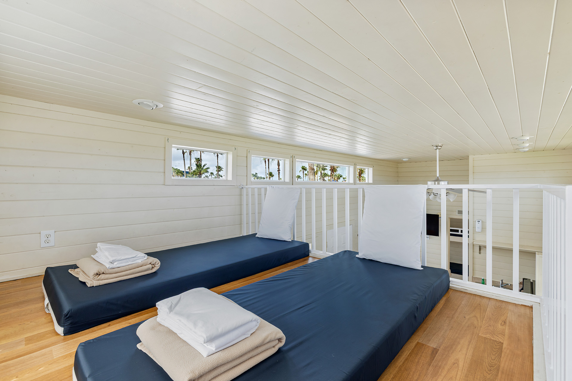 LL33 - Deluxe Cabin, 2 Bedroom with Loft (Full Bath with Tub & Shower) – Sleeps 8